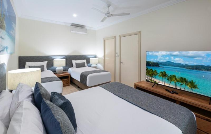 Two-Bedroom Apartment - Blue Water Views 05  photo 2