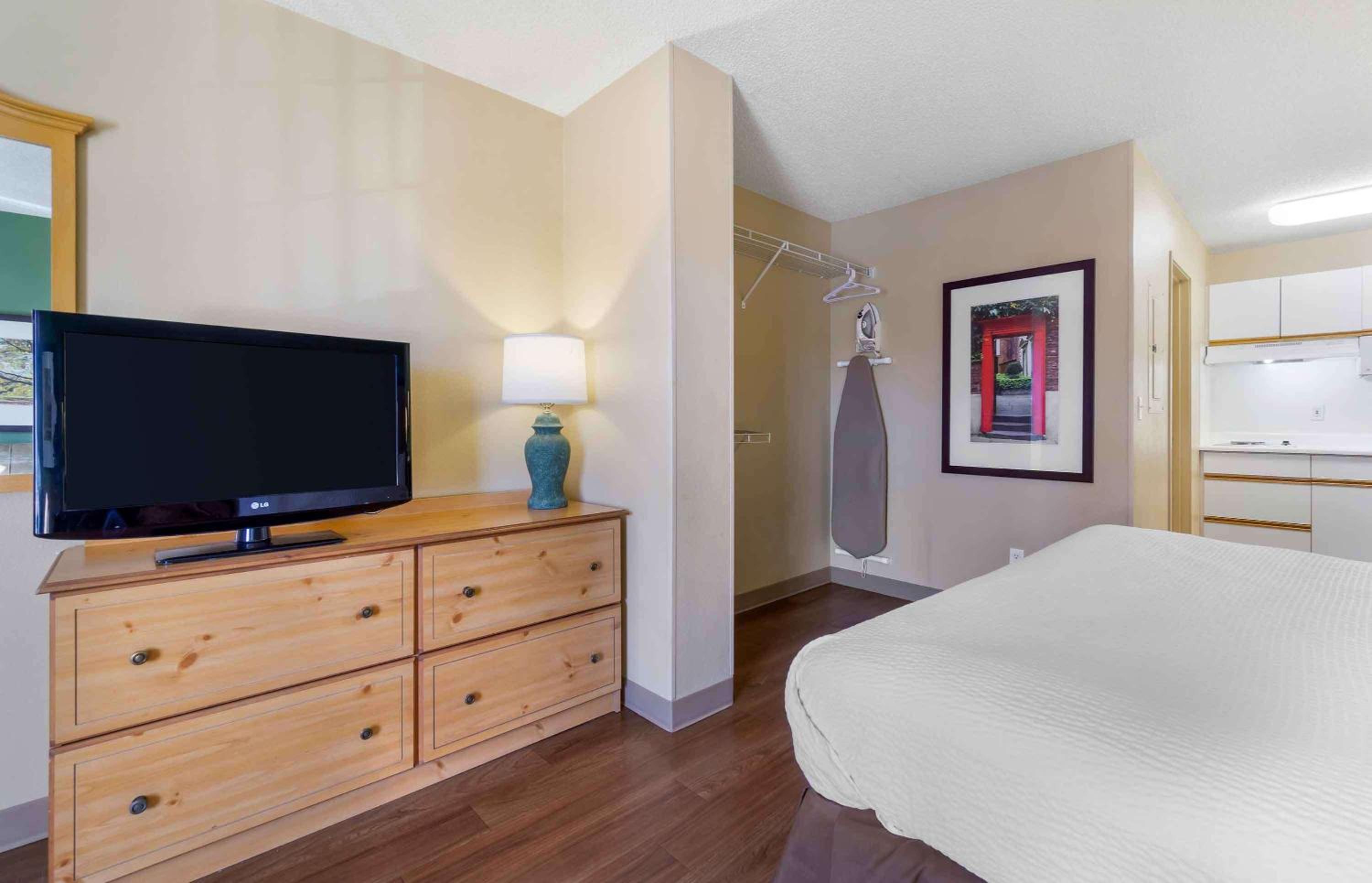 Deluxe Studio with 1 King Bed - Non-Smoking - Photo 7