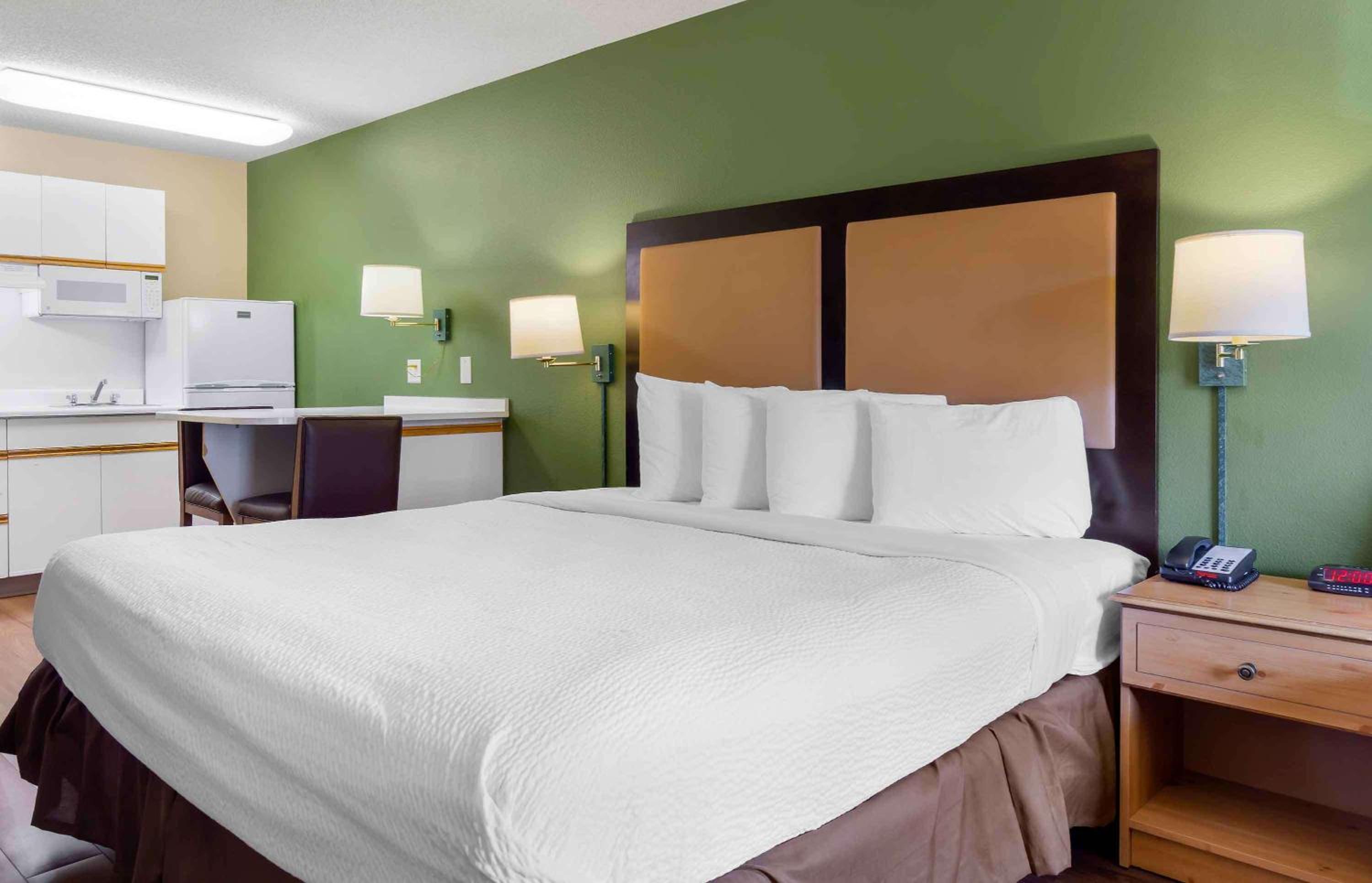 Deluxe Studio with 1 King Bed - Non-Smoking - Photo 1