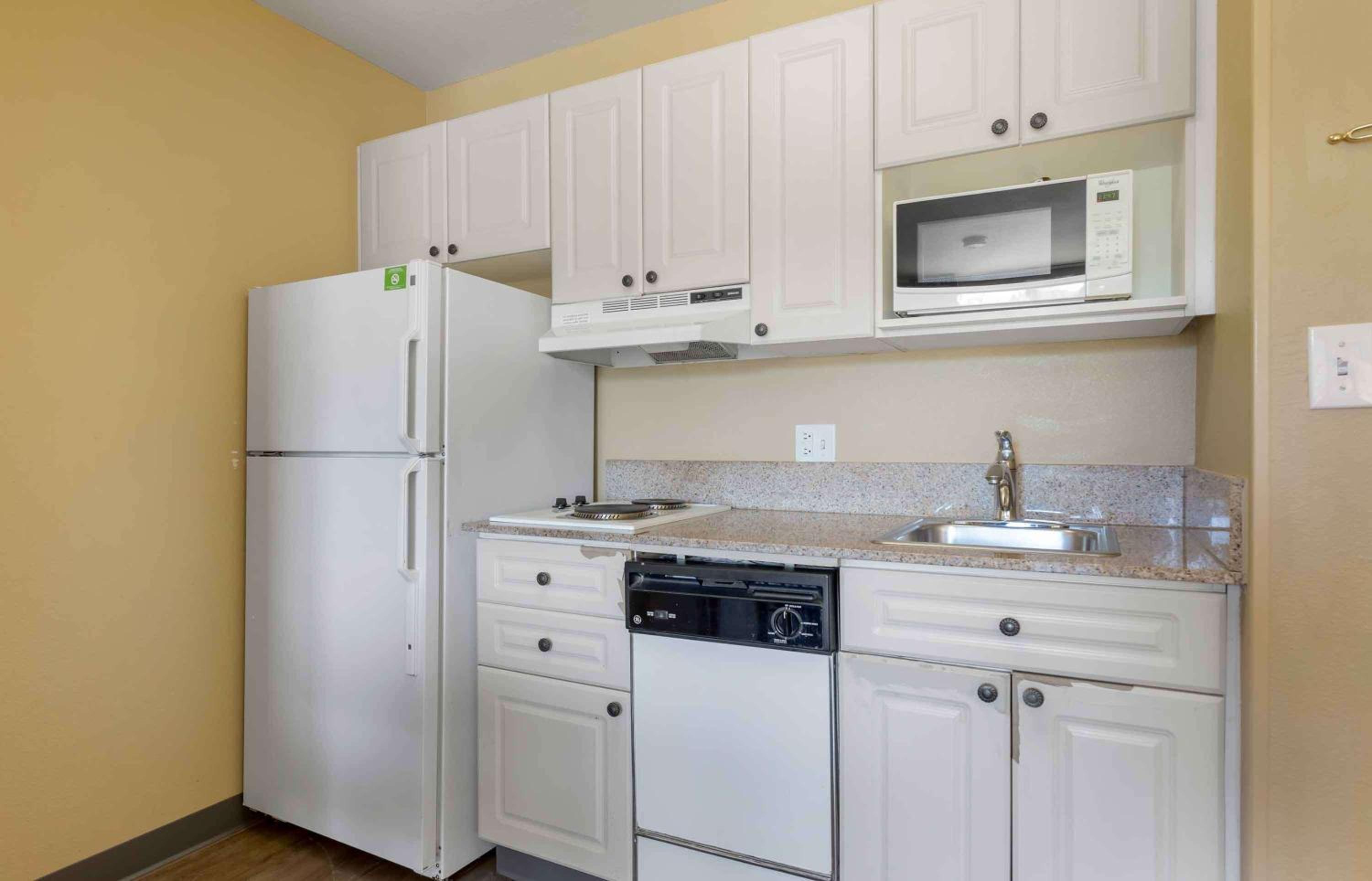 Single Queen Studio with Kitchen photo 2