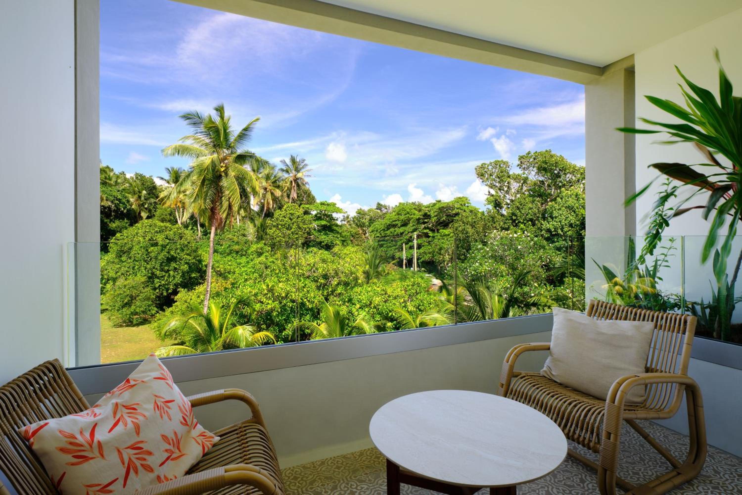 Deluxe Guest Room, 1 King, Mountain View, Balcony