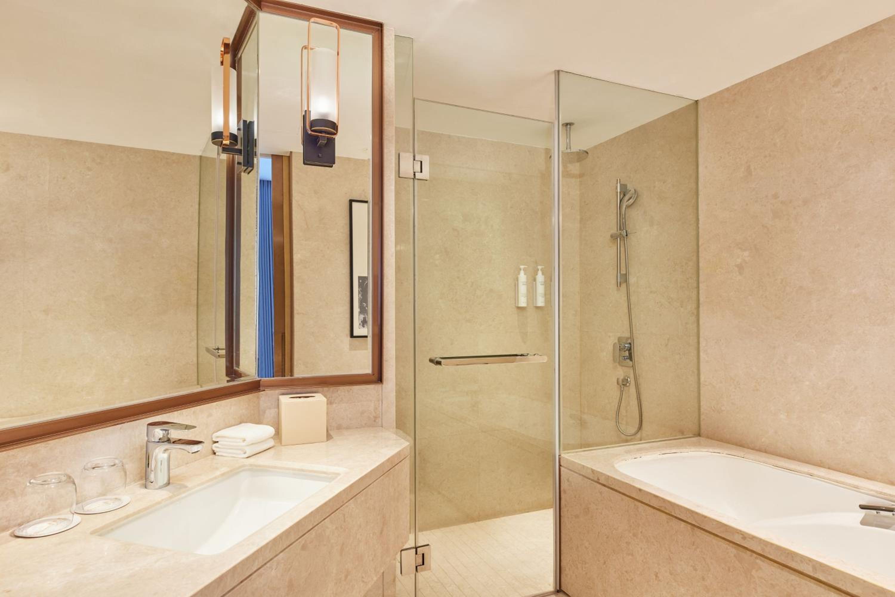 One-Bedroom King Suite  photo 2