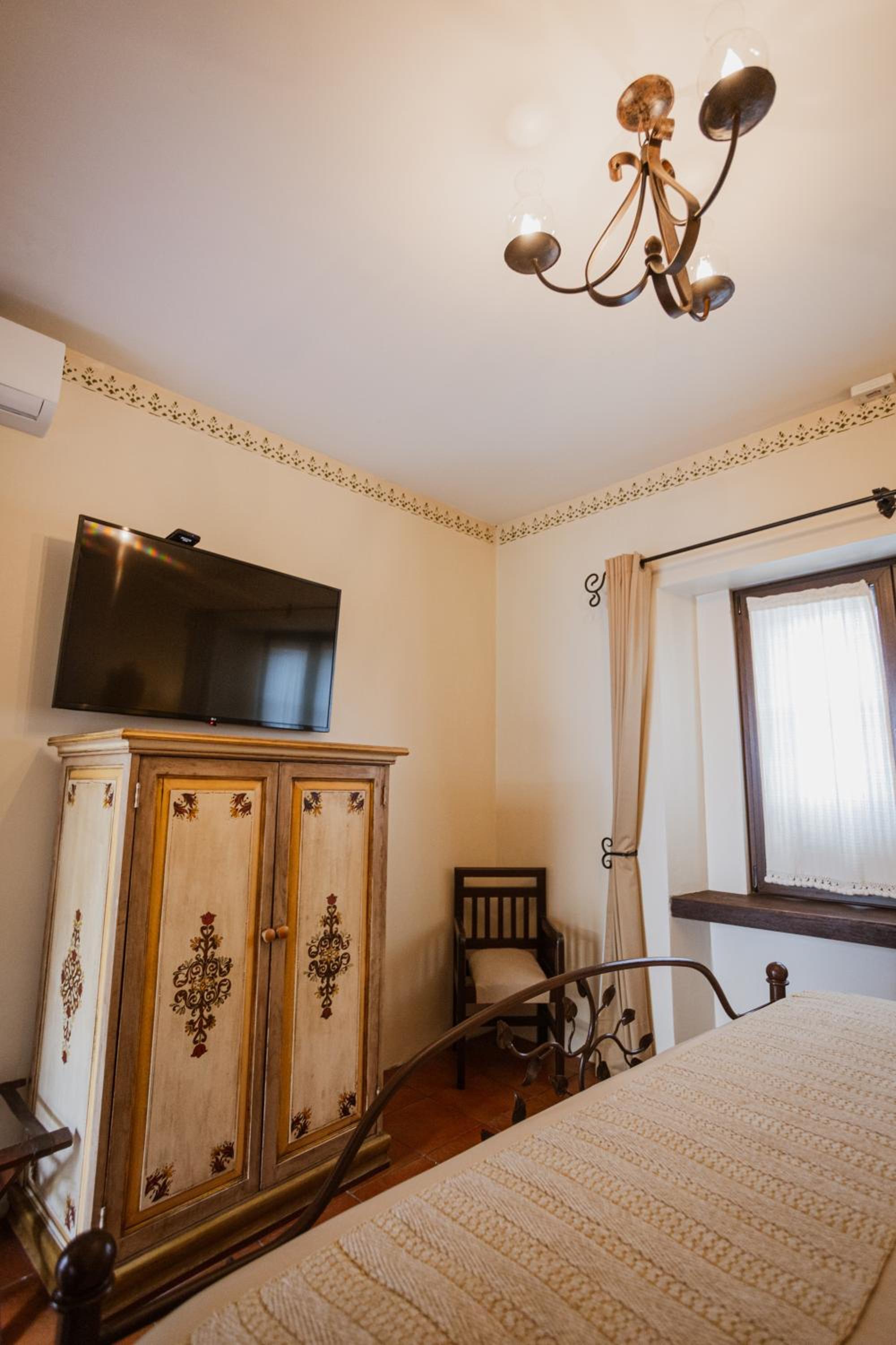 Superior King Room - Photo 5