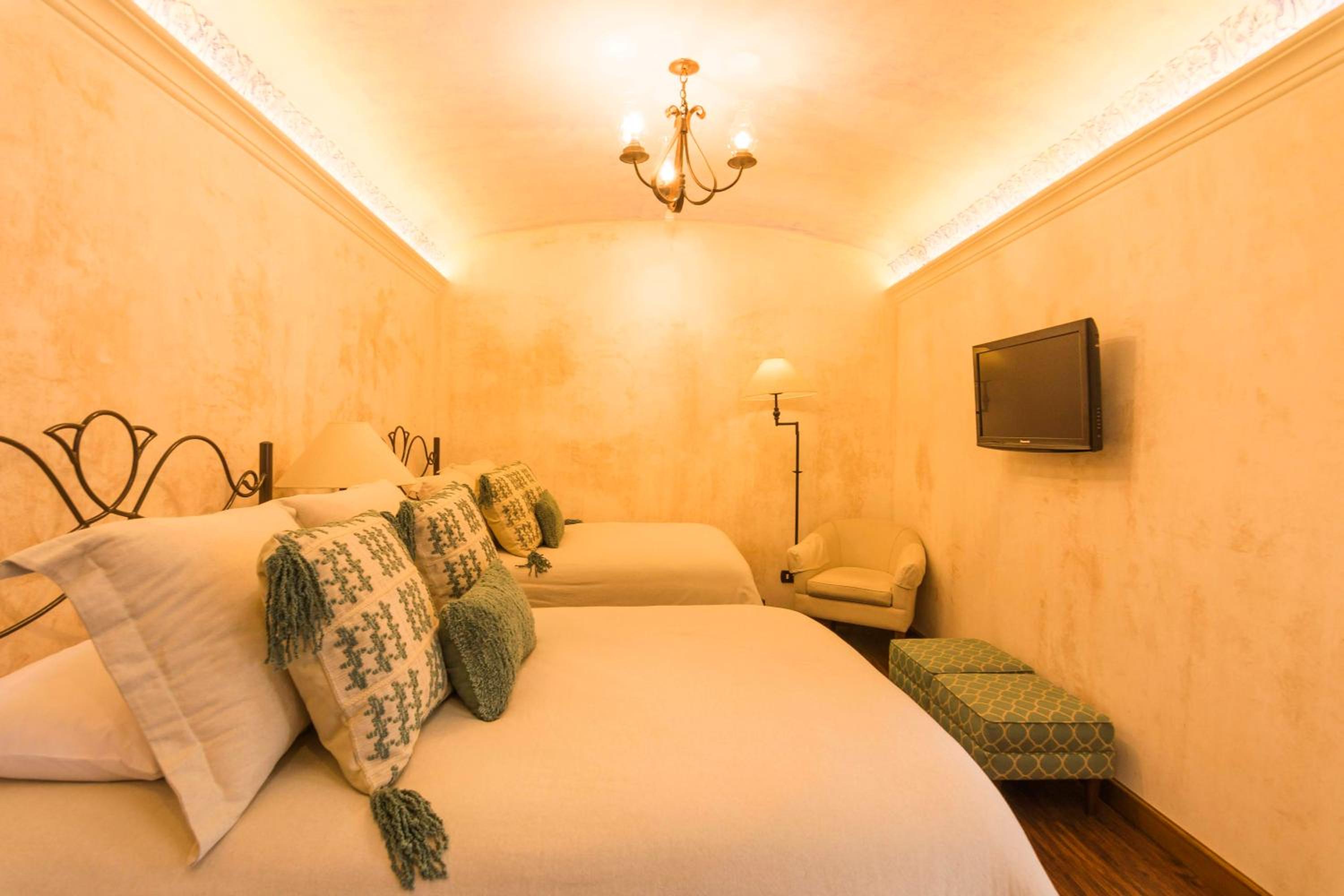 Superior Queen Room with Two Queen Beds - Photo 3