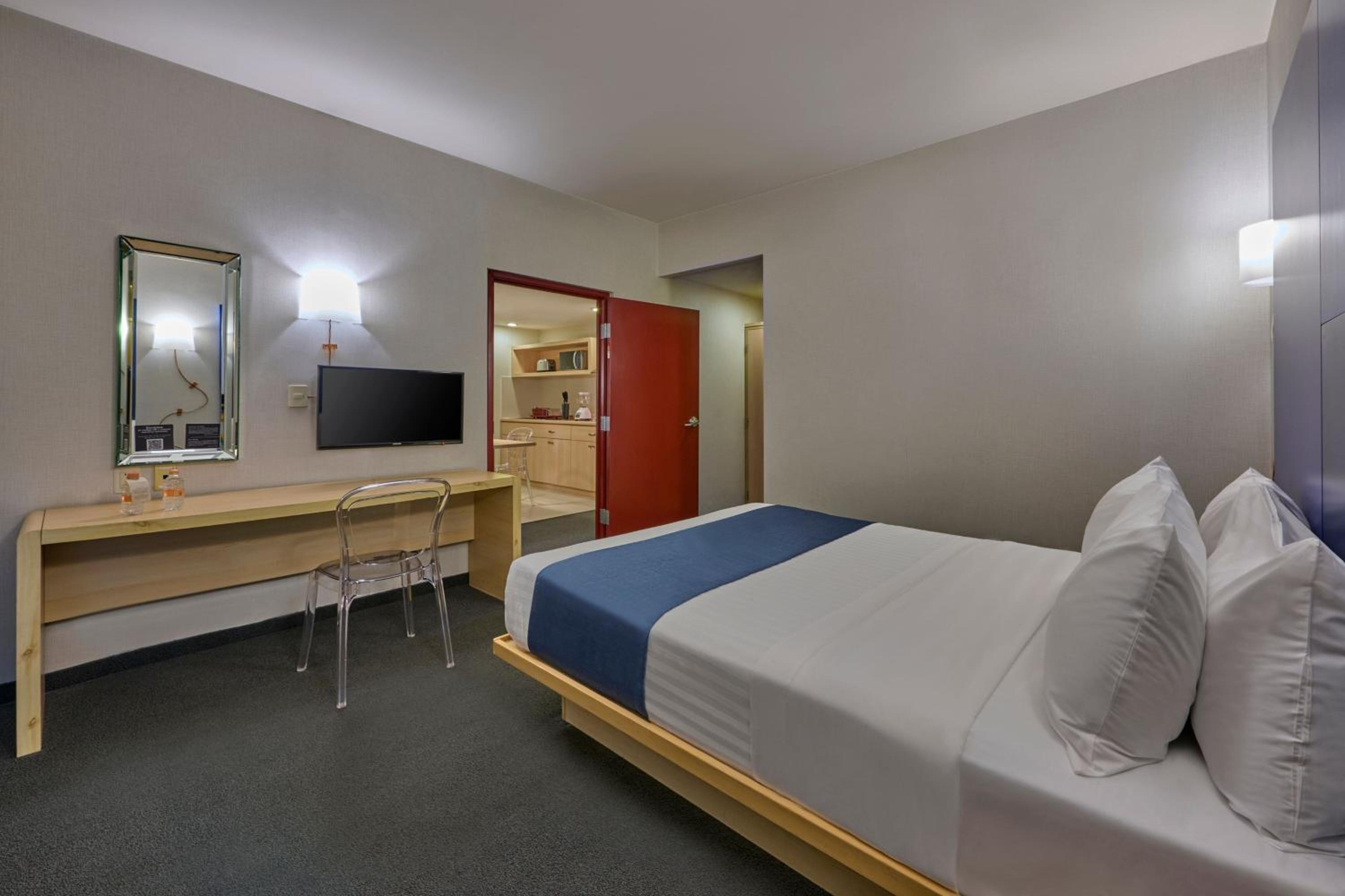 Junior Queen Suite with Sofa Bed - Photo 9