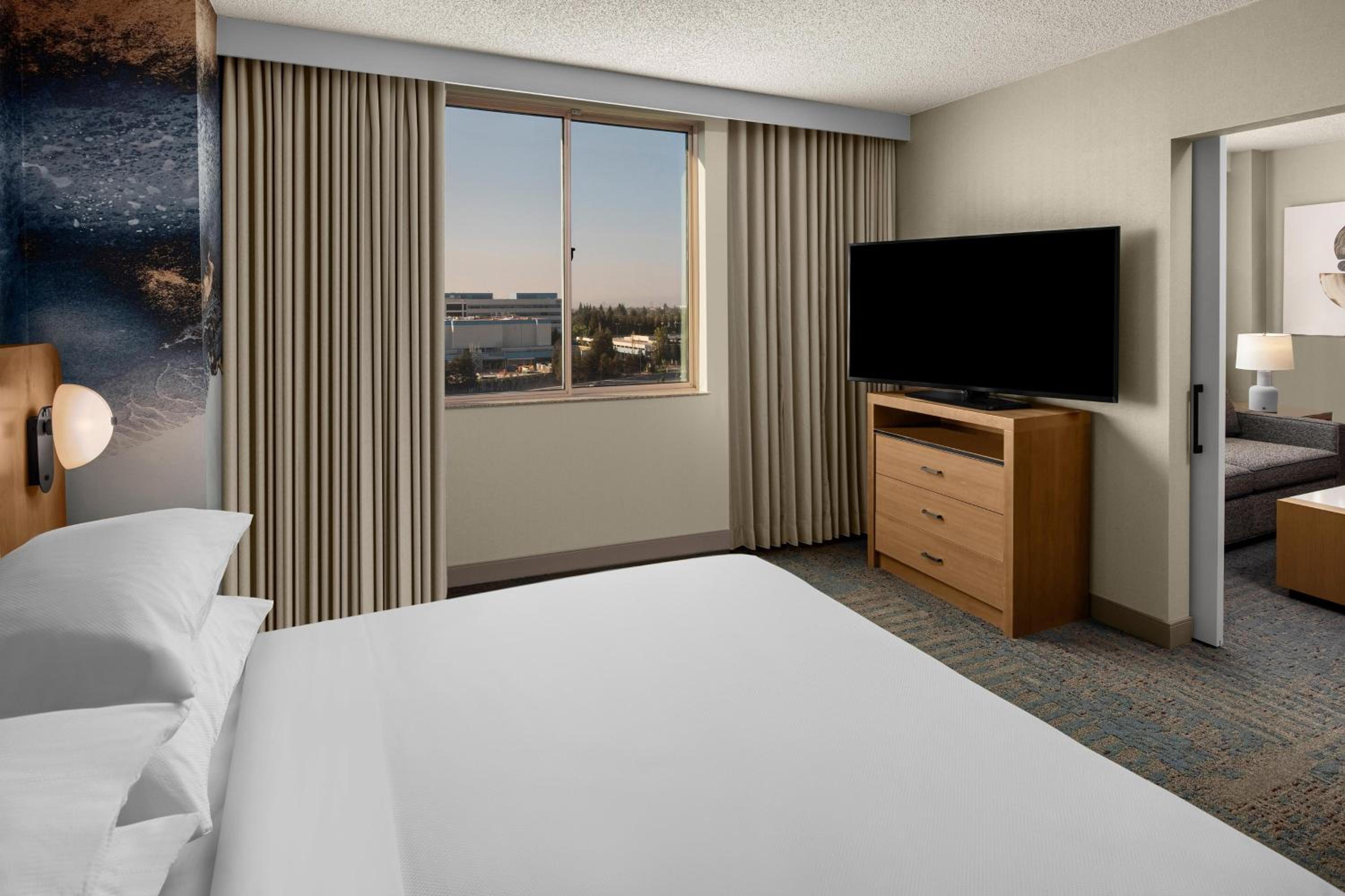 Tower Suite - 1 King, 1 Bedroom Deluxe Suite (Mobility &amp; Hearing Accessible w/ Tub) photo 2