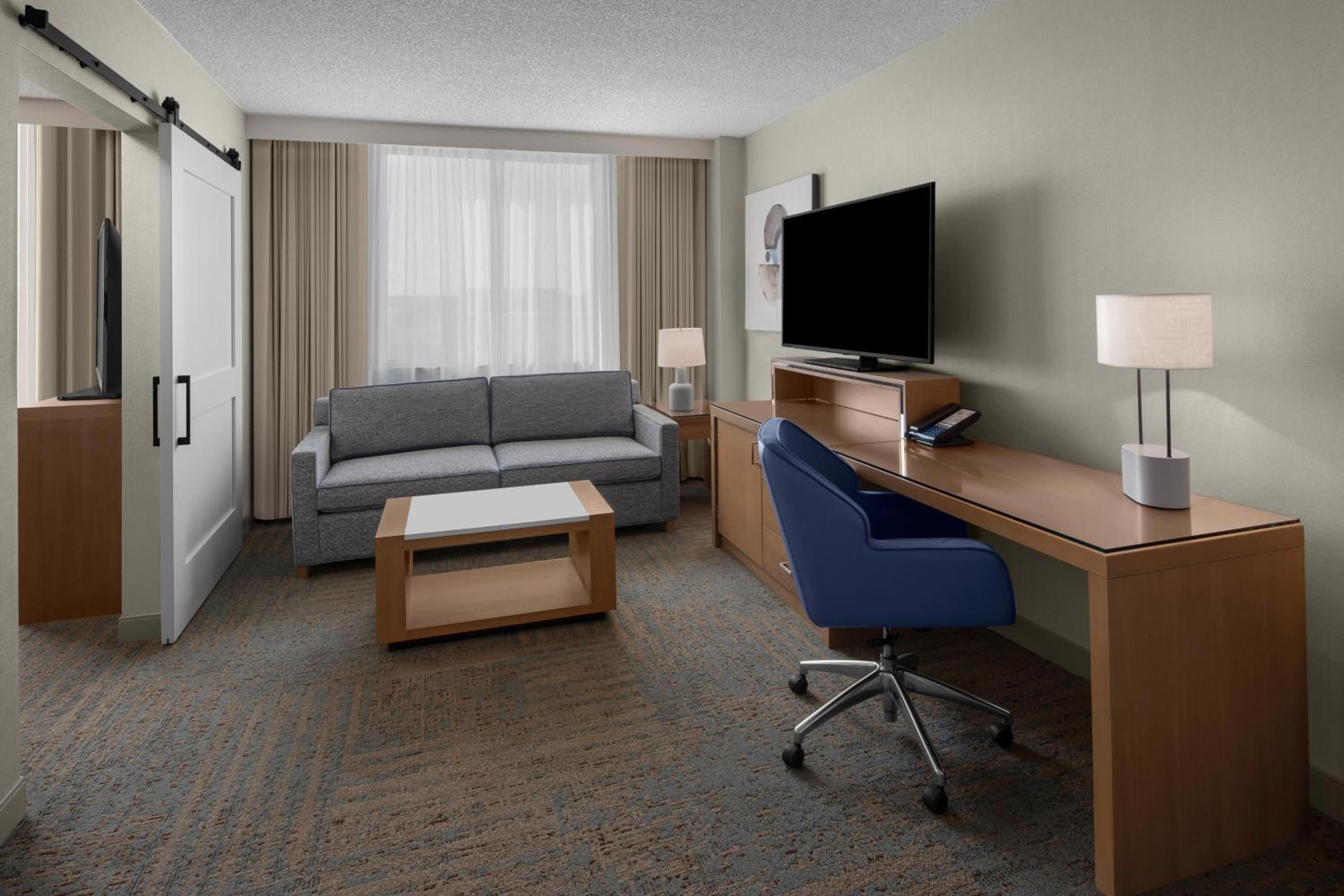 Tower Suite - 1 King, 1 Bedroom Deluxe Suite (Mobility &amp; Hearing Accessible w/ Tub) photo 3