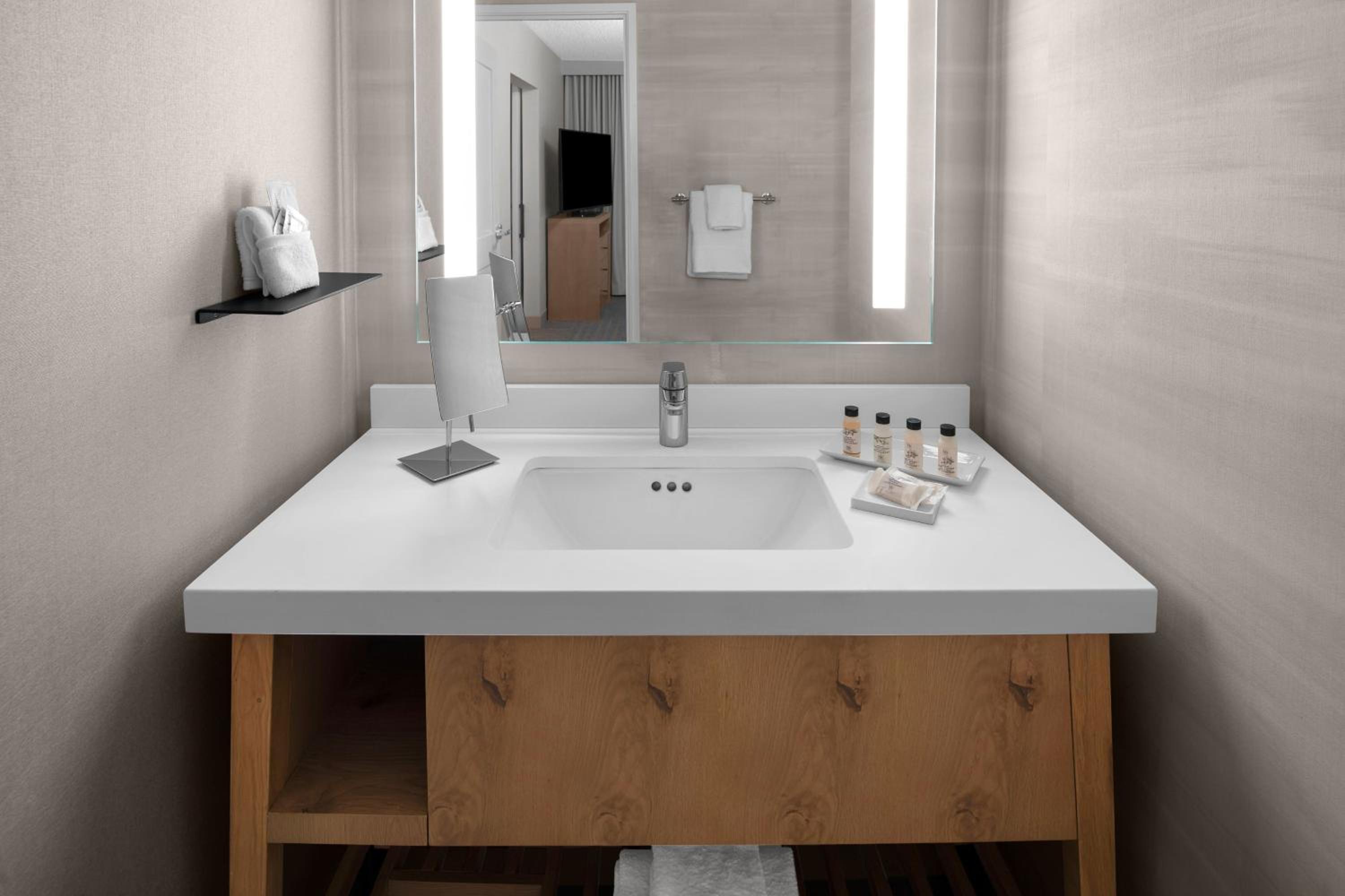 Tower Suite - 1 King, 1 Bedroom Deluxe Suite (Hearing Accessible) photo 1