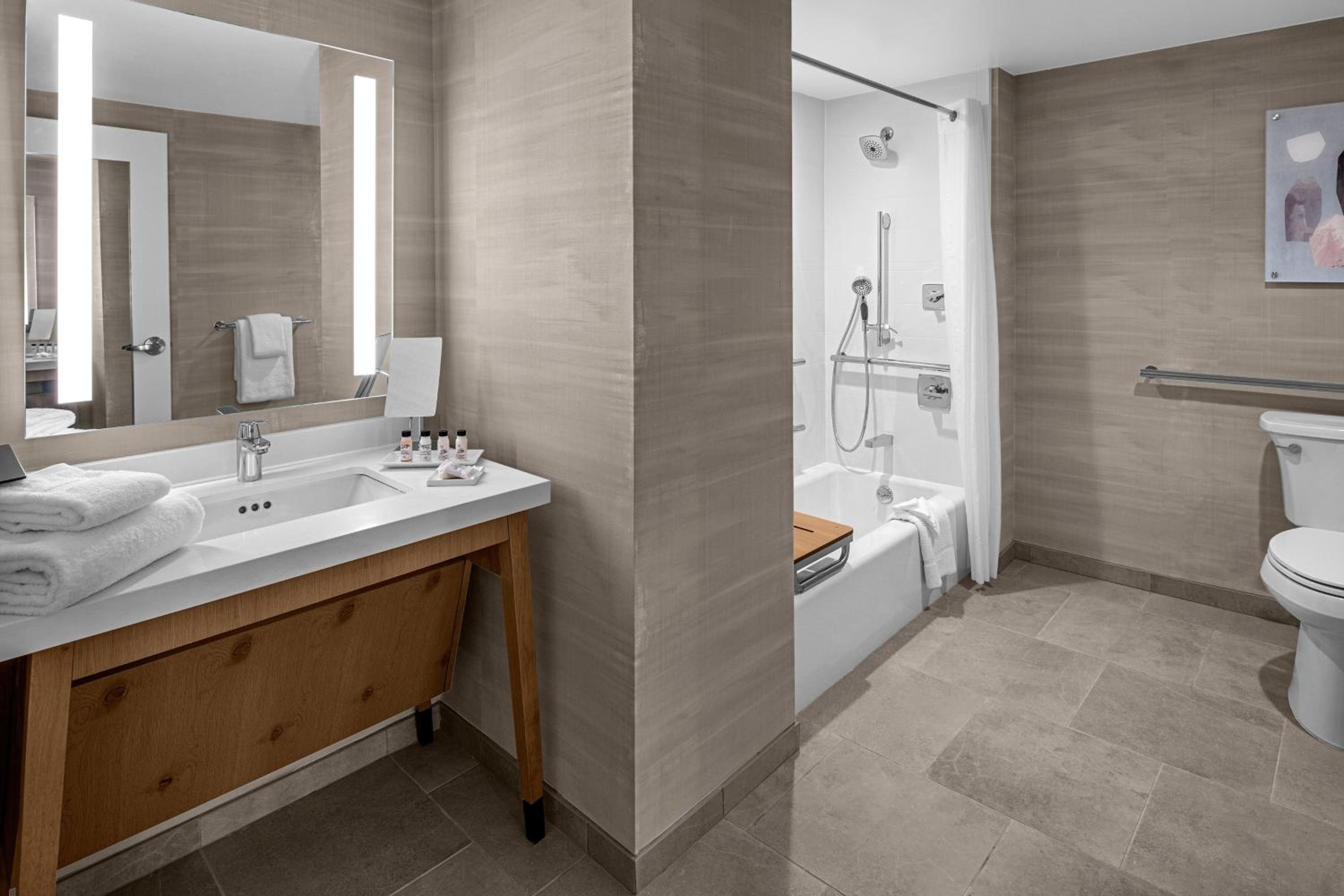 Tower Suite - 1 King, 1 Bedroom Deluxe Suite (Mobility Accessible w/ Tub) photo 3
