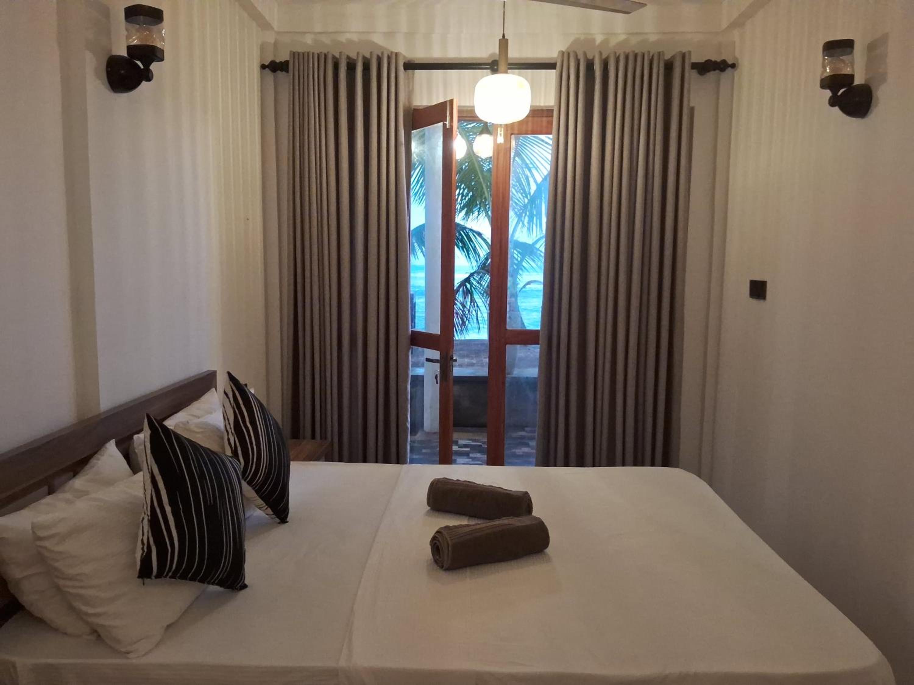 Deluxe Double Room with Sea View - Photo 11