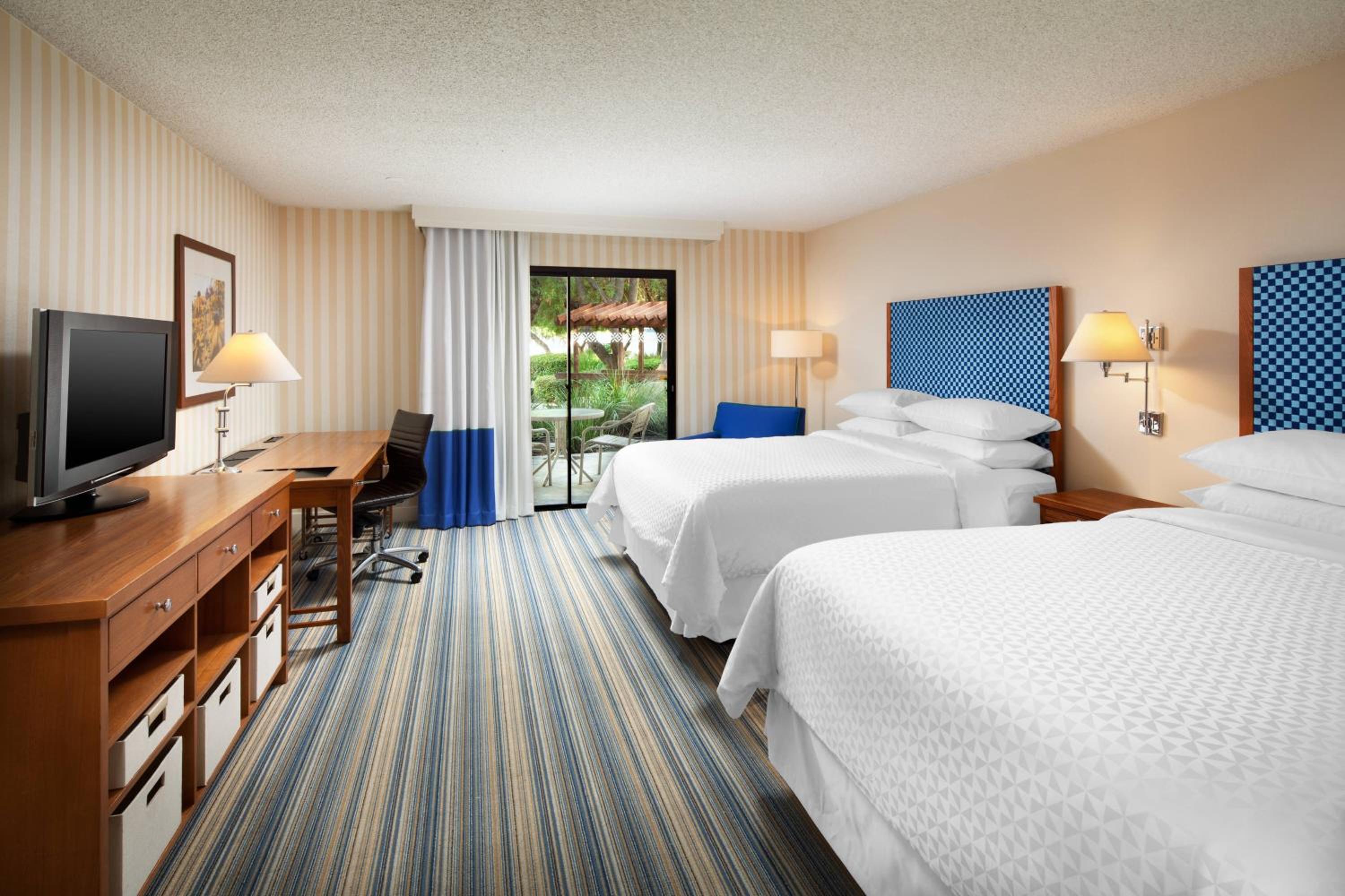 Deluxe Guest room, 2 Queen Patio - Photo 1
