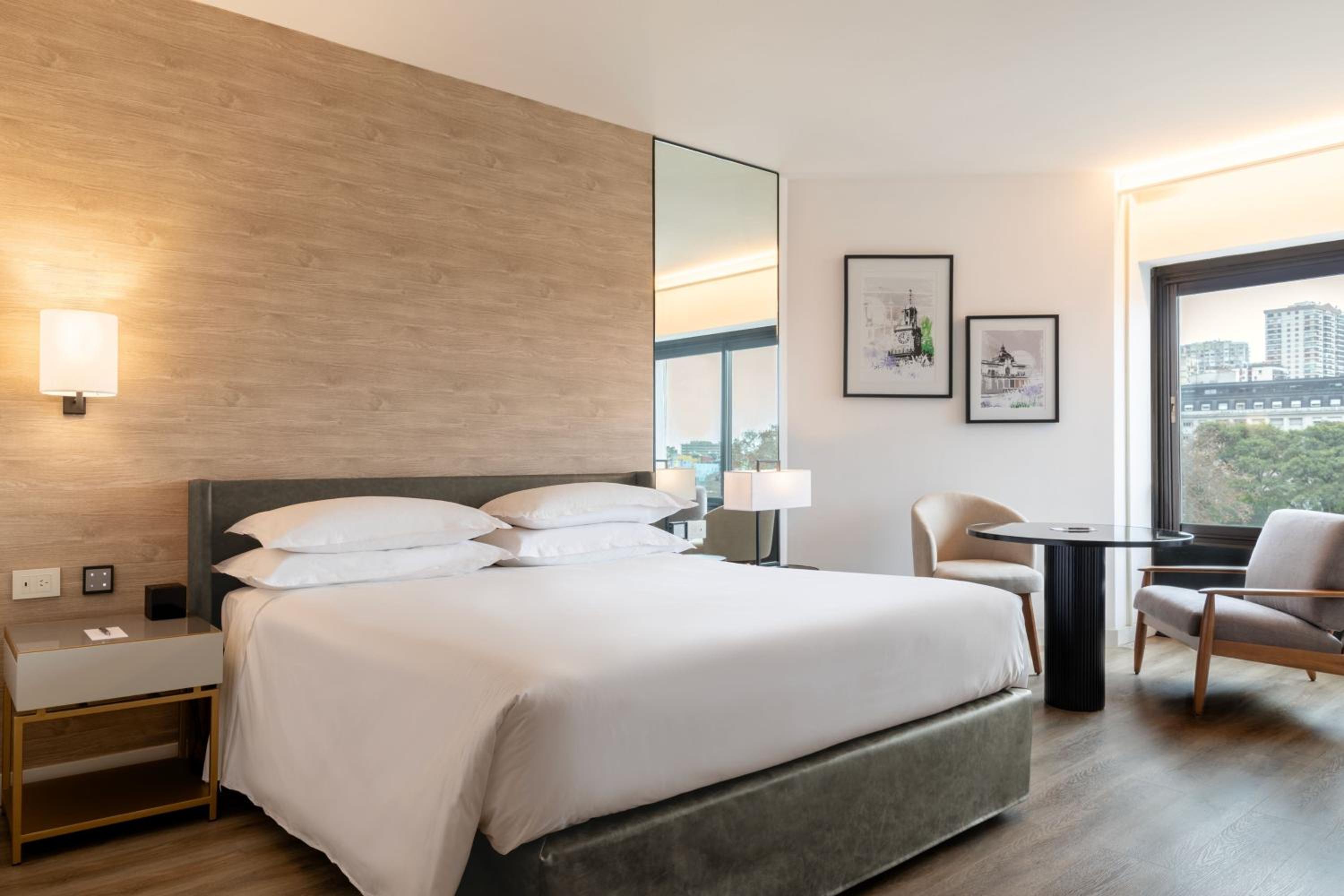 Single Room – Club Lounge Access/High Floor
