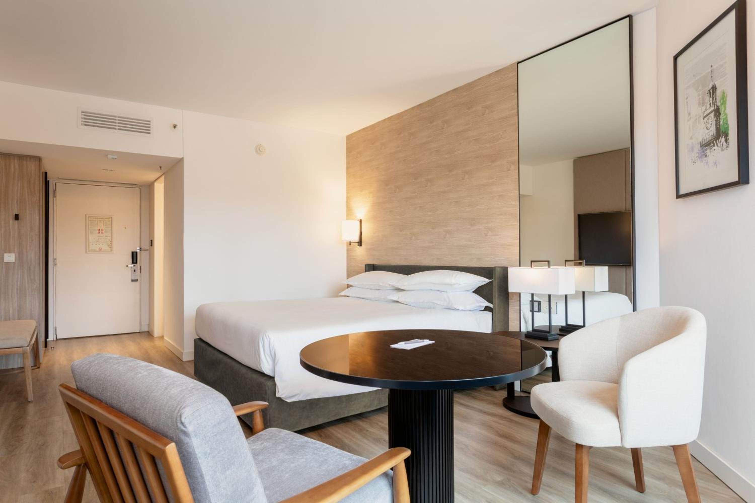 Single Room – Club Lounge Access/High Floor
