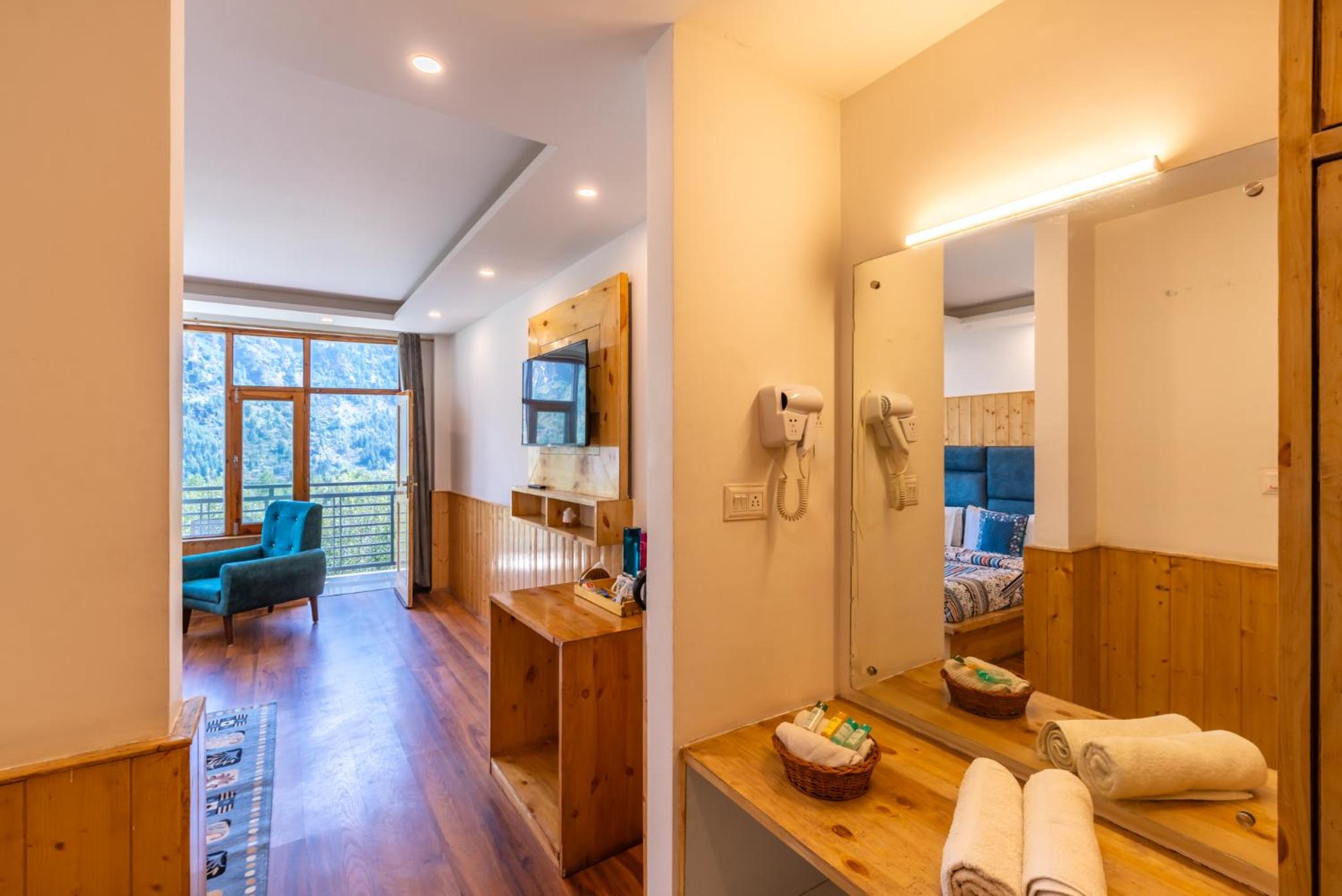 Deluxe Double Room with Balcony - Photo 27