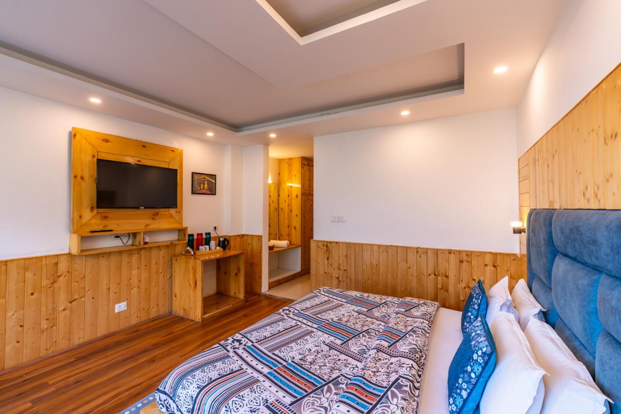 Deluxe Double Room with Balcony - Photo 9
