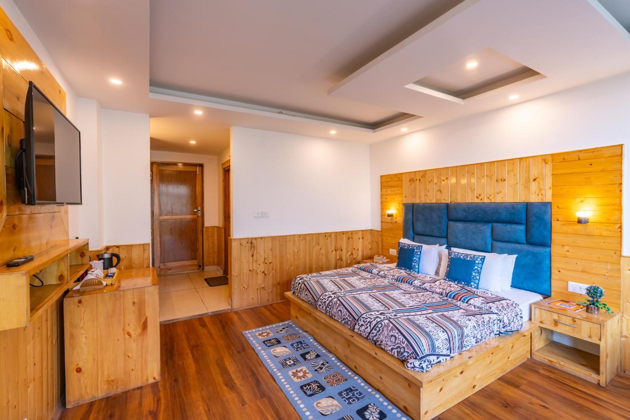 Deluxe Double Room with Balcony - Photo 11