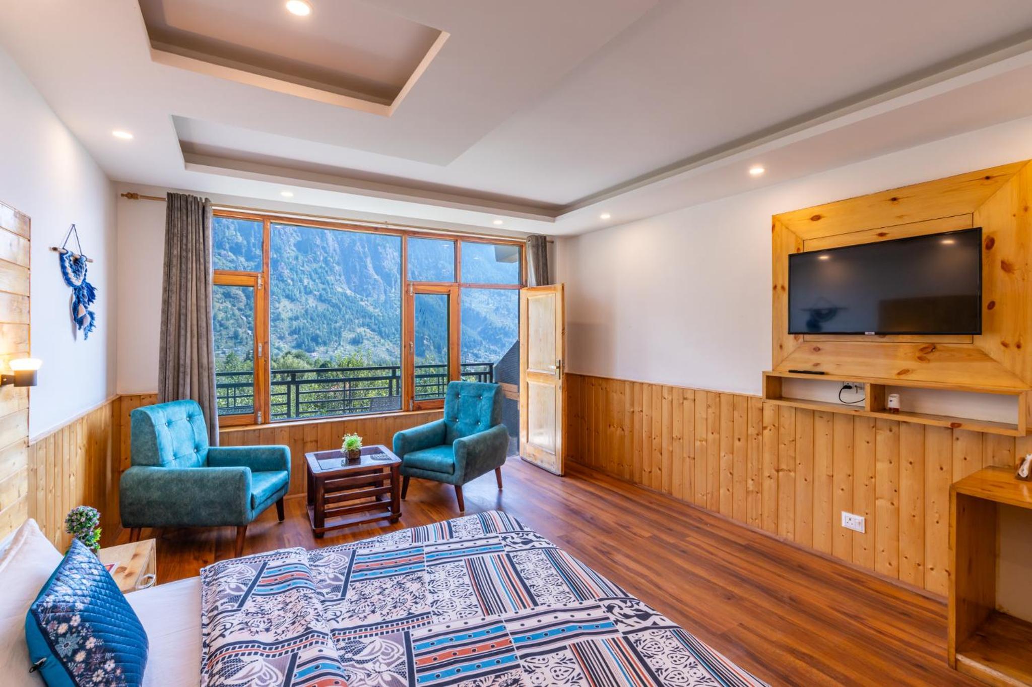 Deluxe Double Room with Balcony - Photo 13