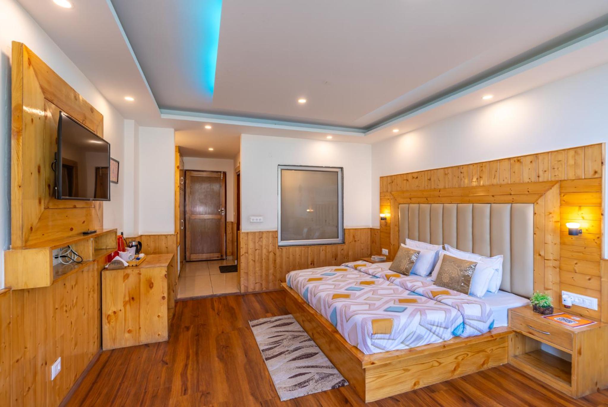 Deluxe Double Room with Balcony - Photo 12