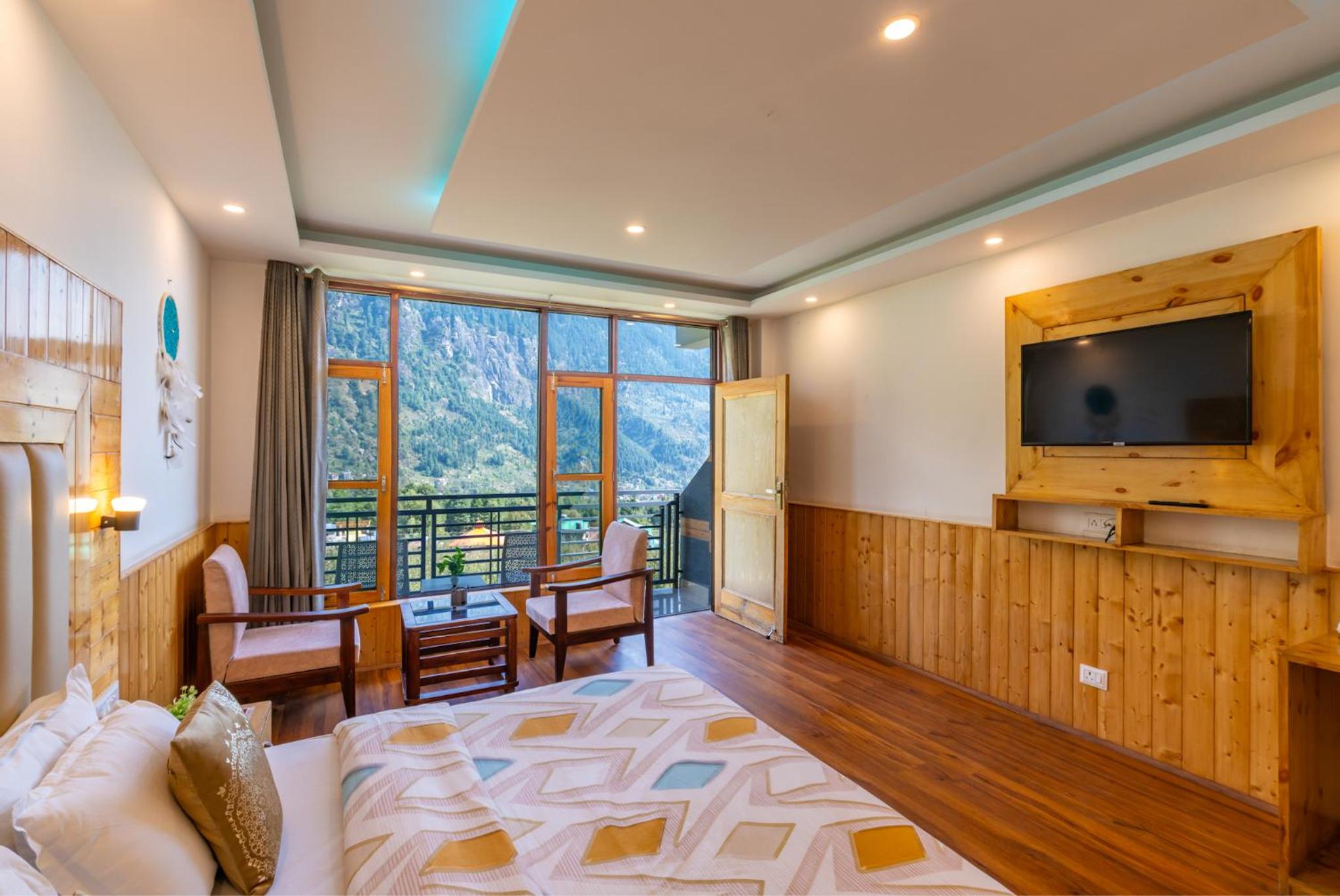 Deluxe Double Room with Balcony - Photo 14