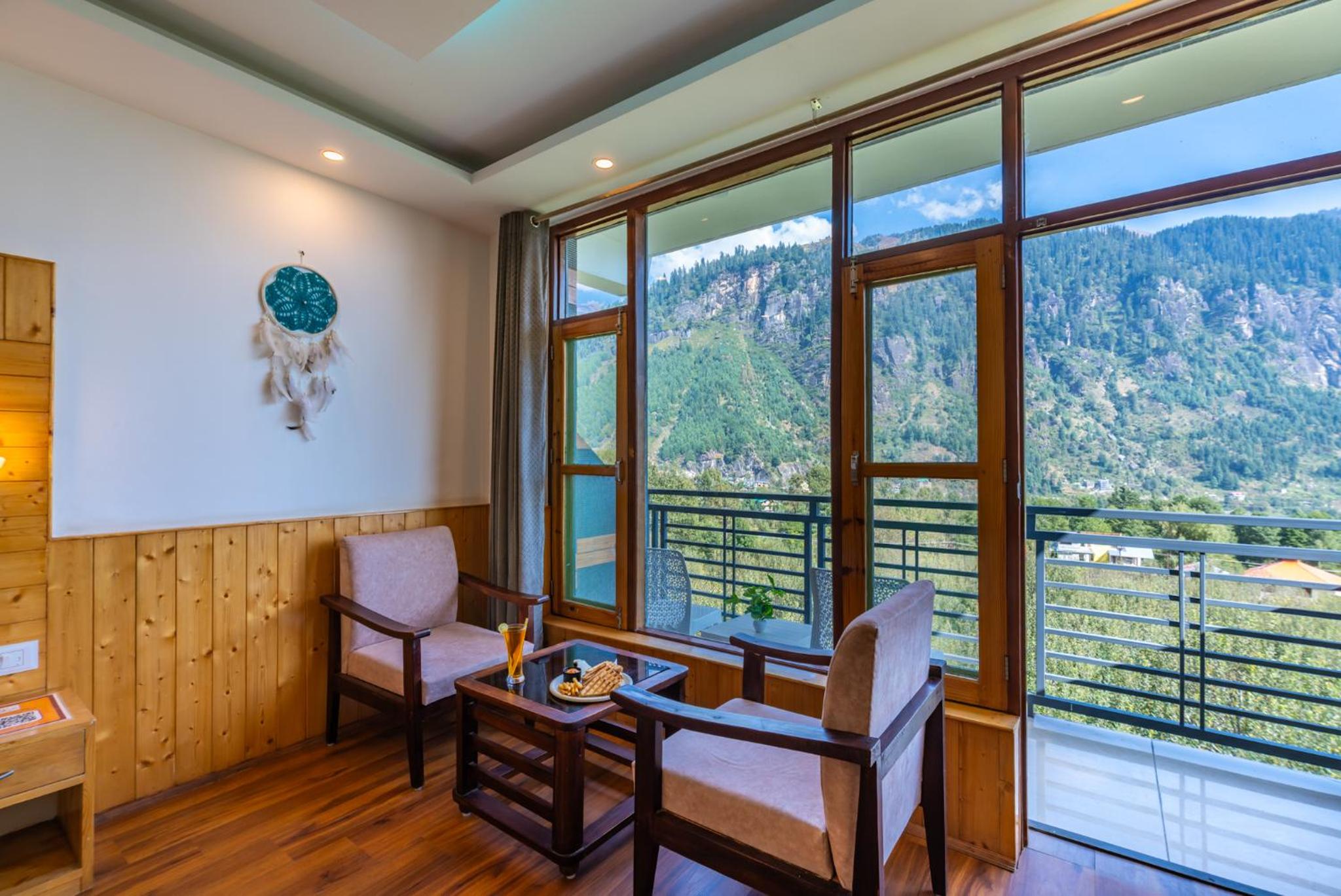 Deluxe Double Room with Balcony - Photo 19