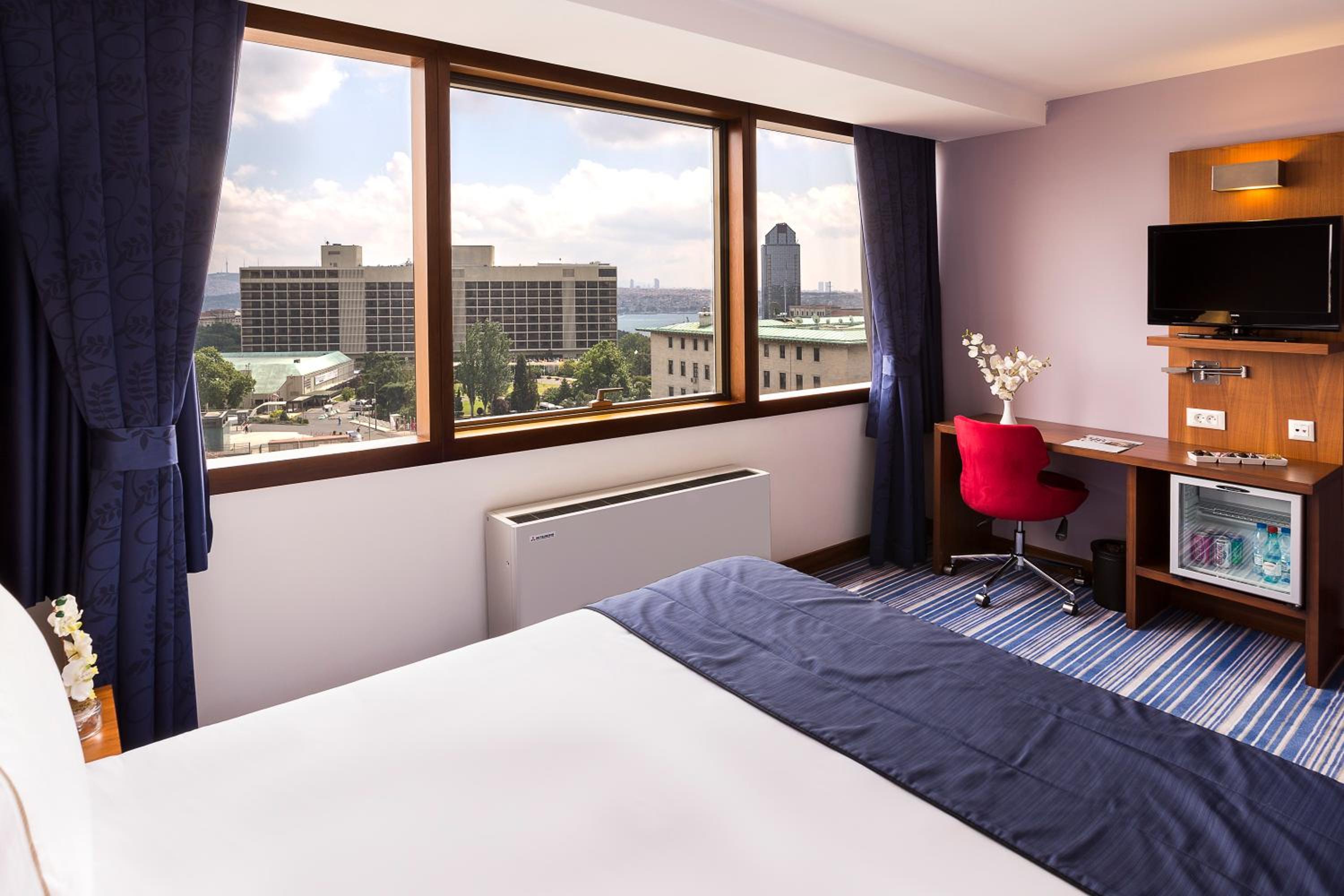 Deluxe Room with City or Partial Bosphorus View photo 1