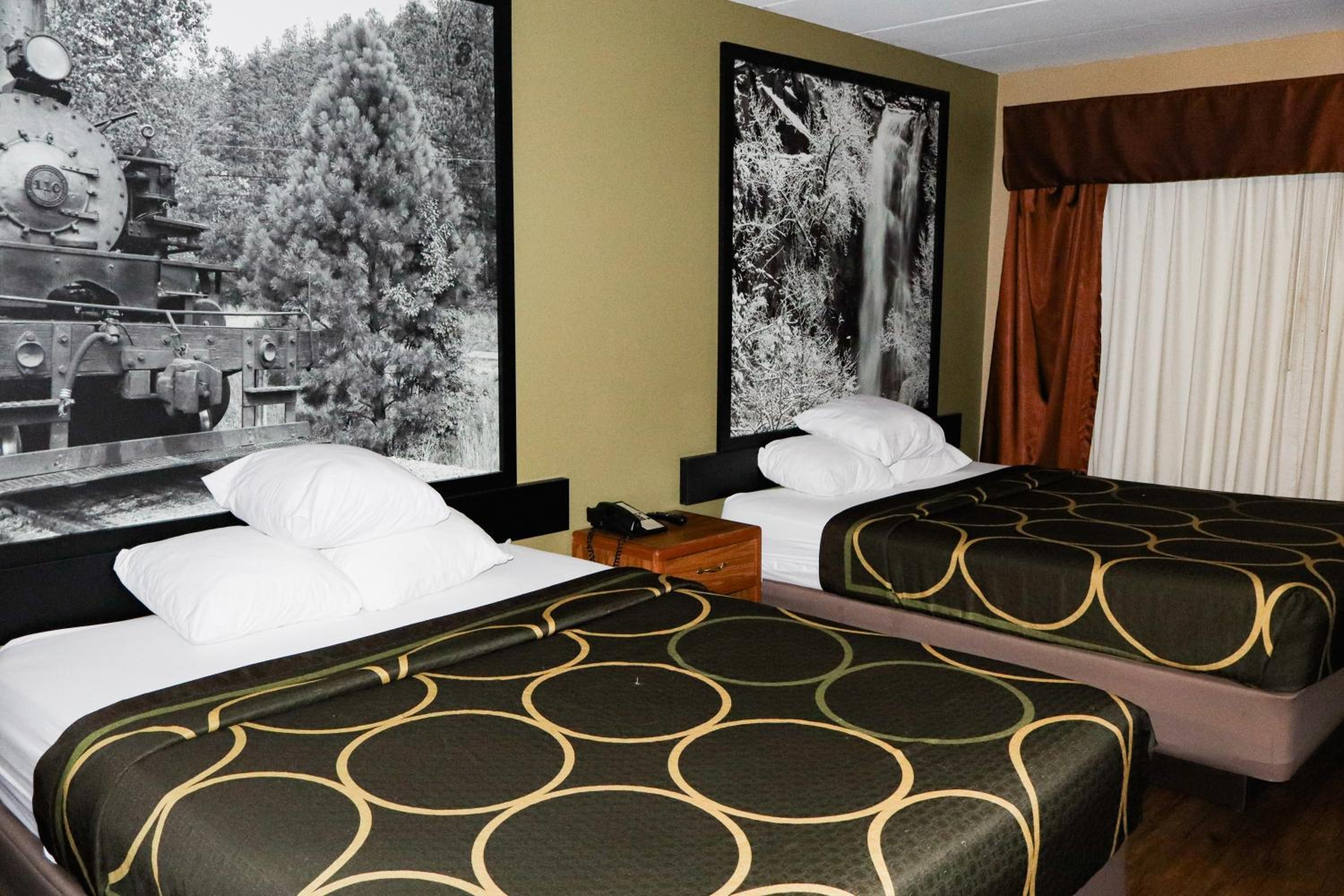 Queen Room with Two Queen Beds - Non-Smoking - Photo 5