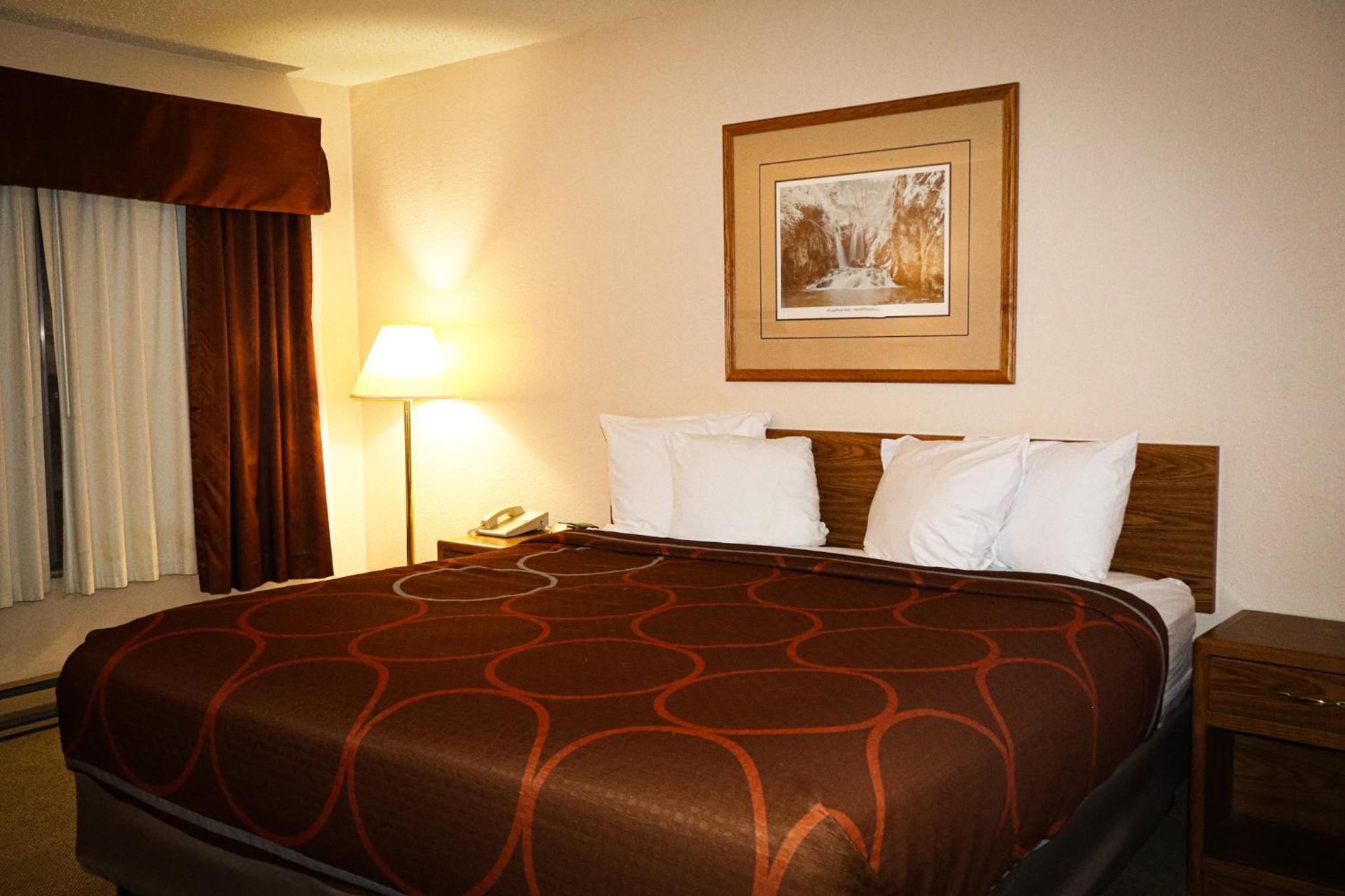 King Room - Non-Smoking - Photo 8