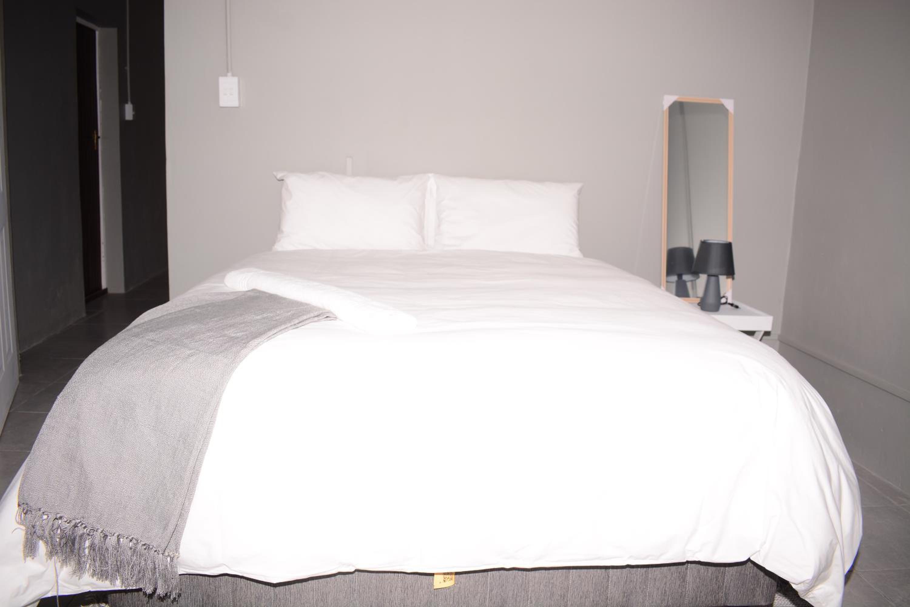 One-Bedroom Apartment - Non-Smoking photo 1