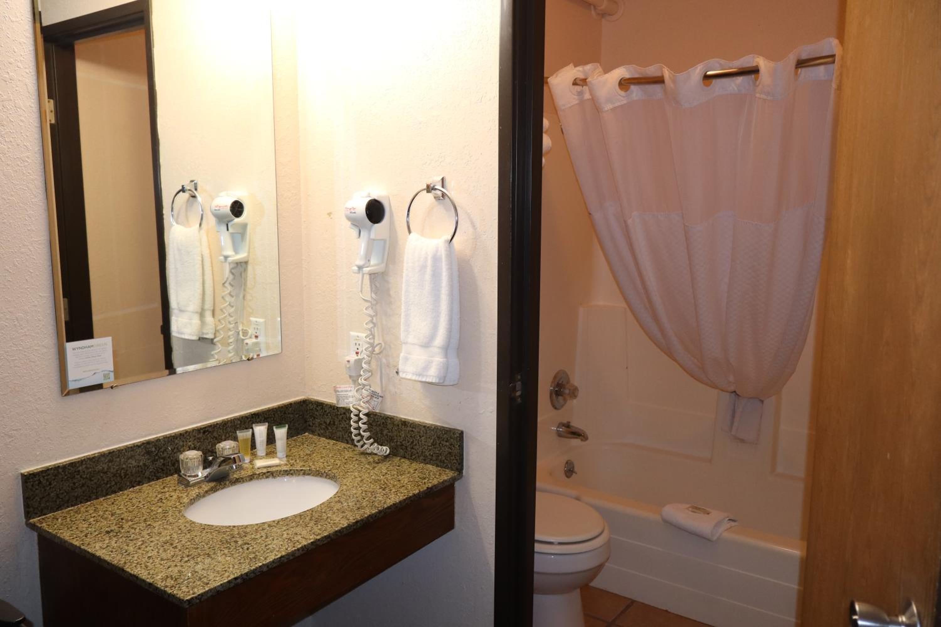 Queen Room - Mobility Access/Non-Smoking - Photo 4