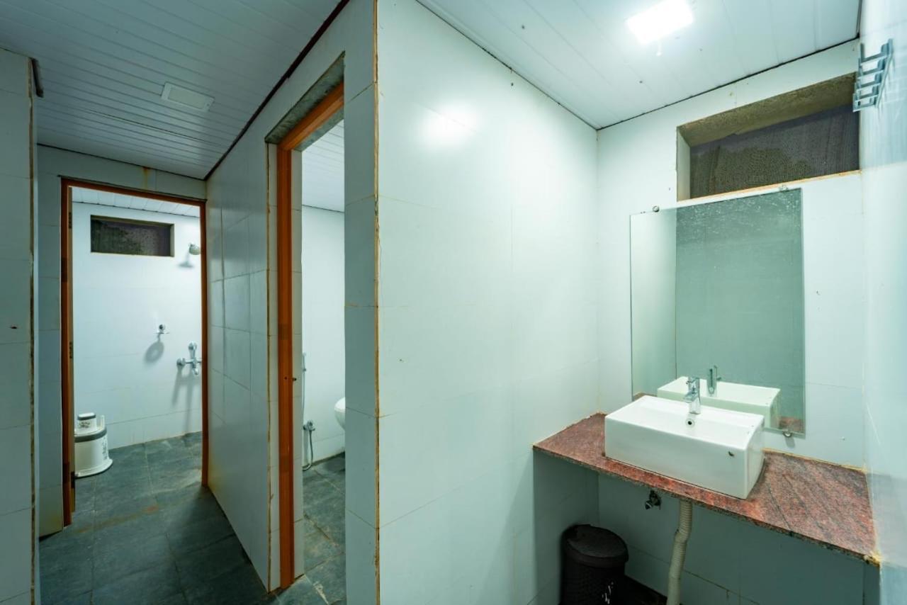 10-Bed Mixed Dormitory Room photo 3