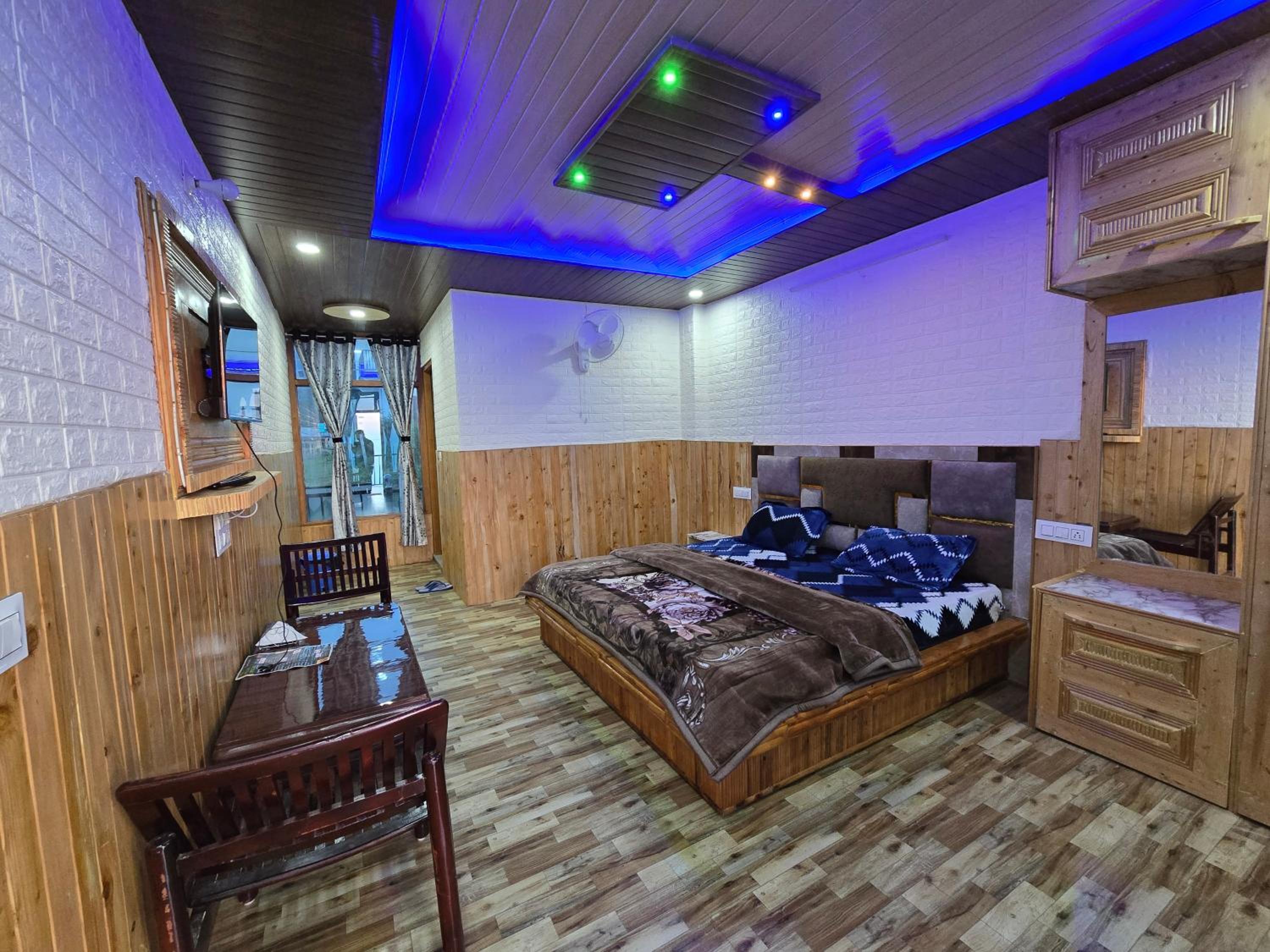 Deluxe Family Room photo 1