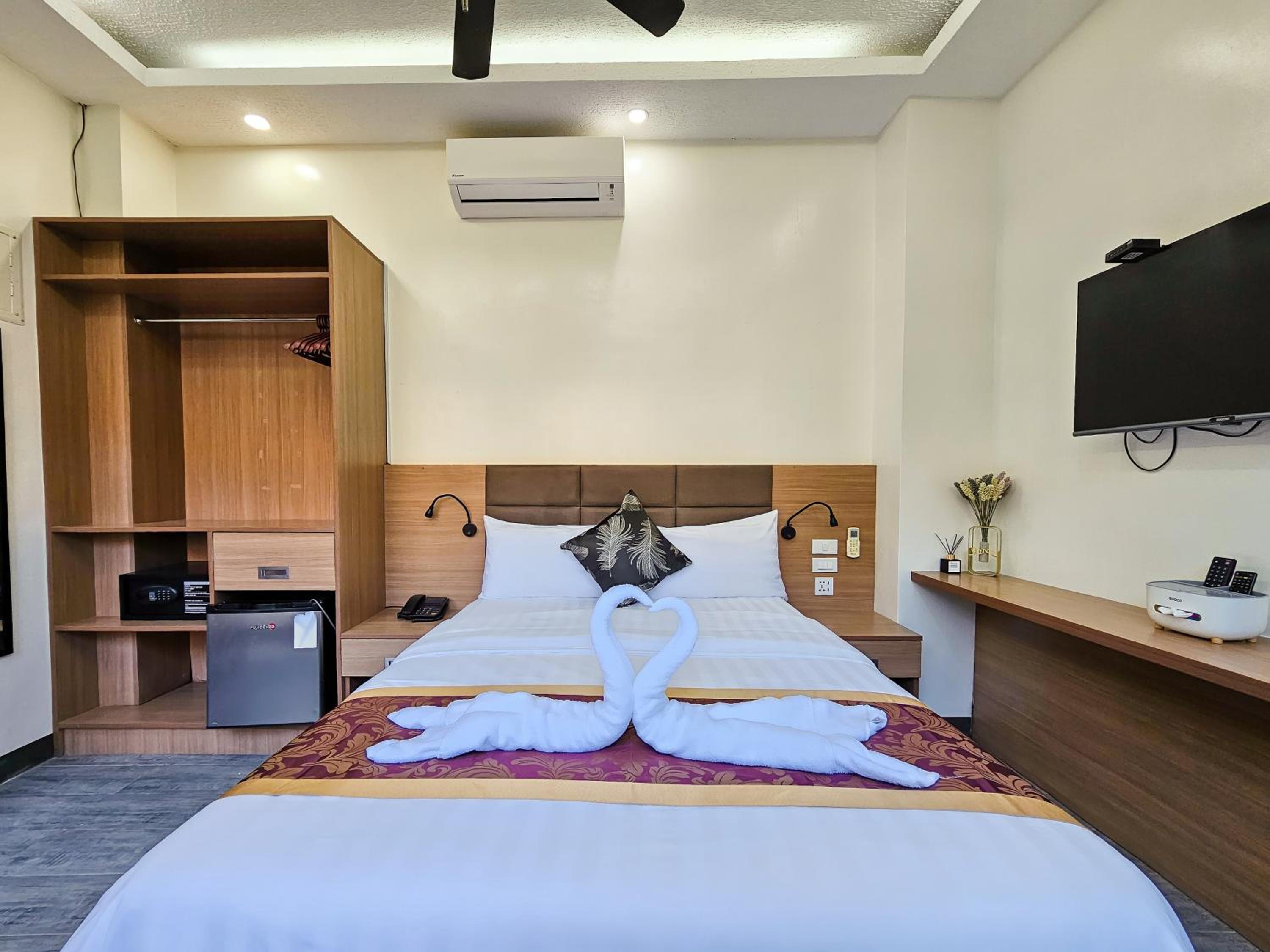 Deluxe Queen Room