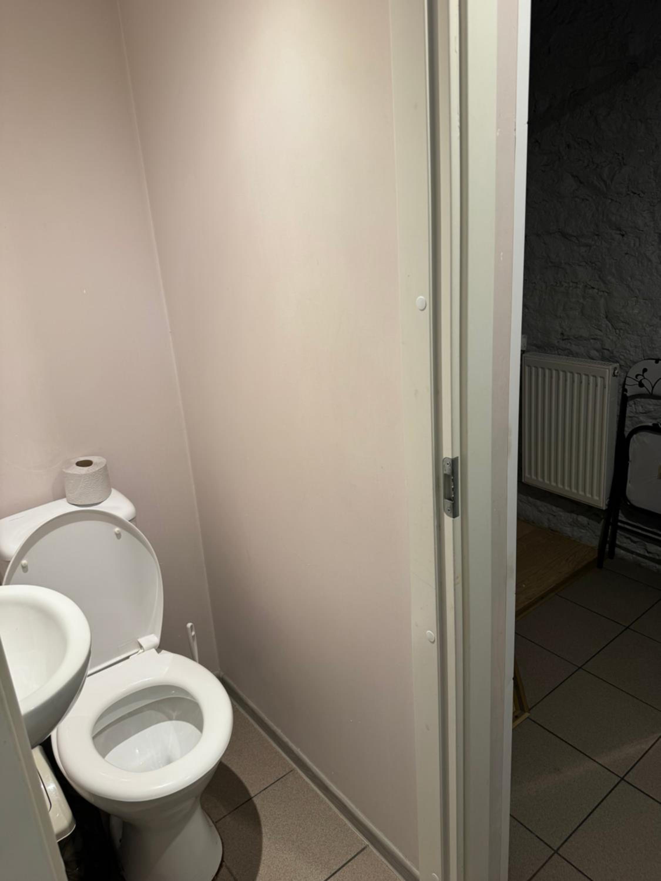 Twin Room with Private Bathroom - Semi-Basement Floor photo 3