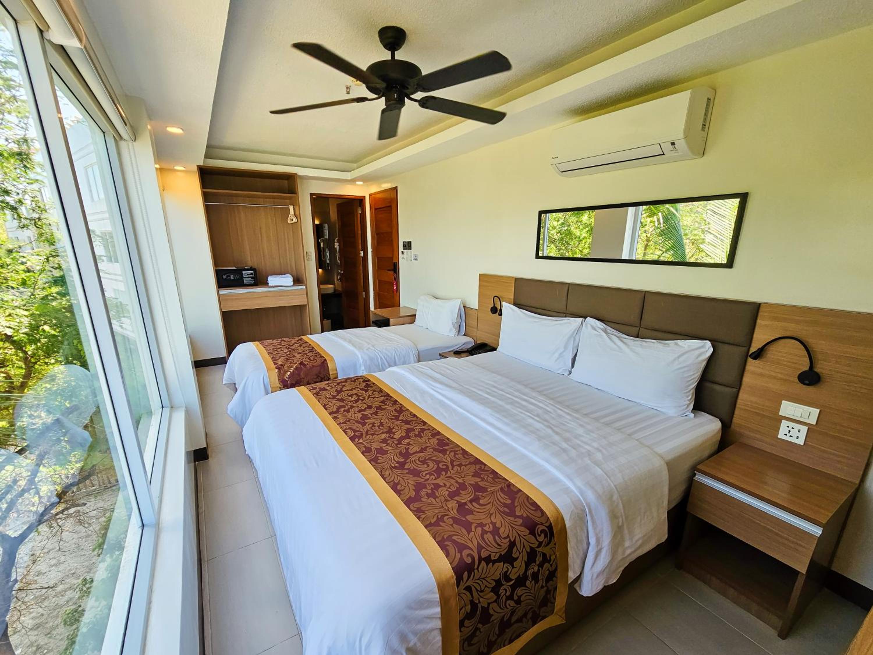 Deluxe Triple Room with Sea View