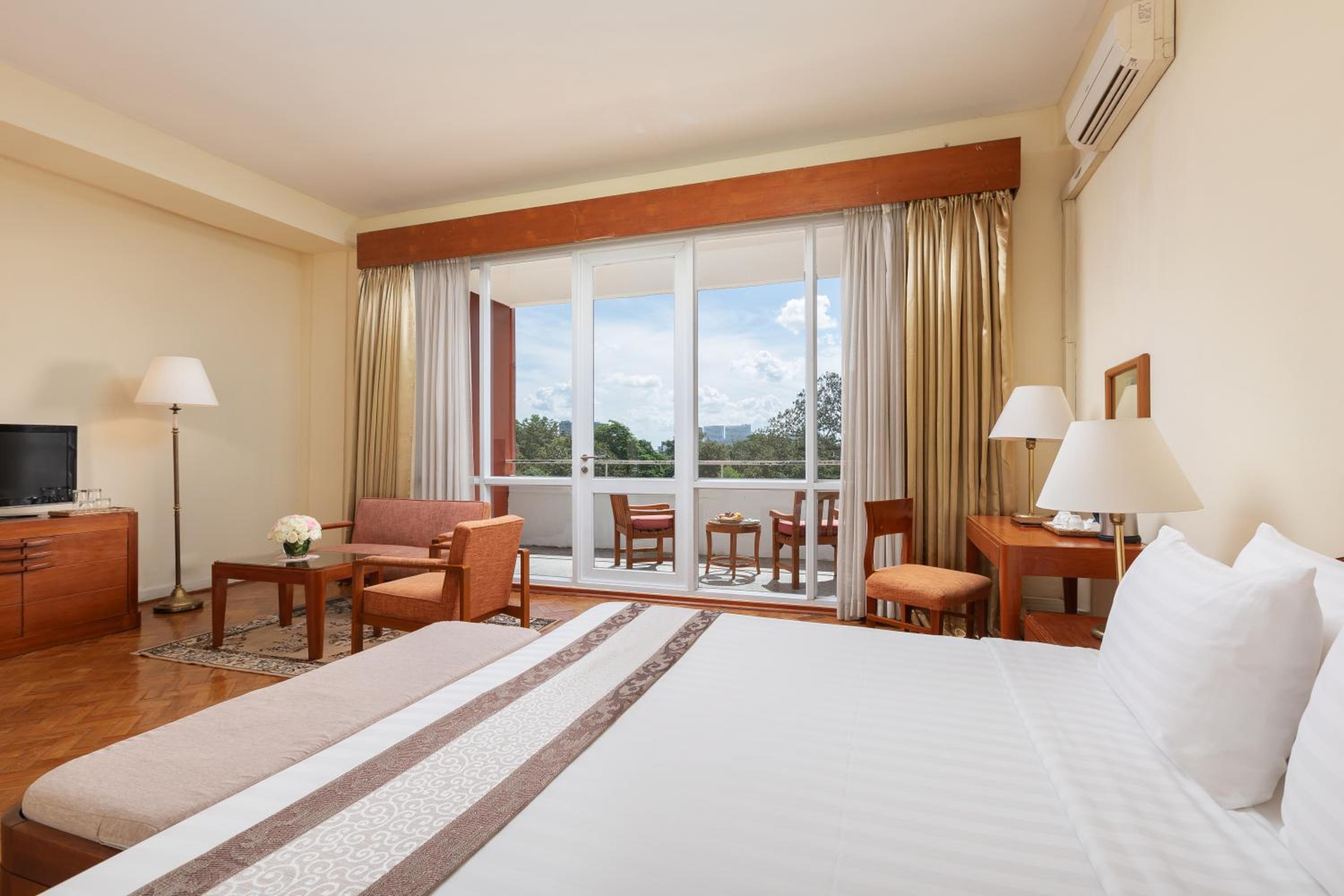Deluxe King Room - Photo 2