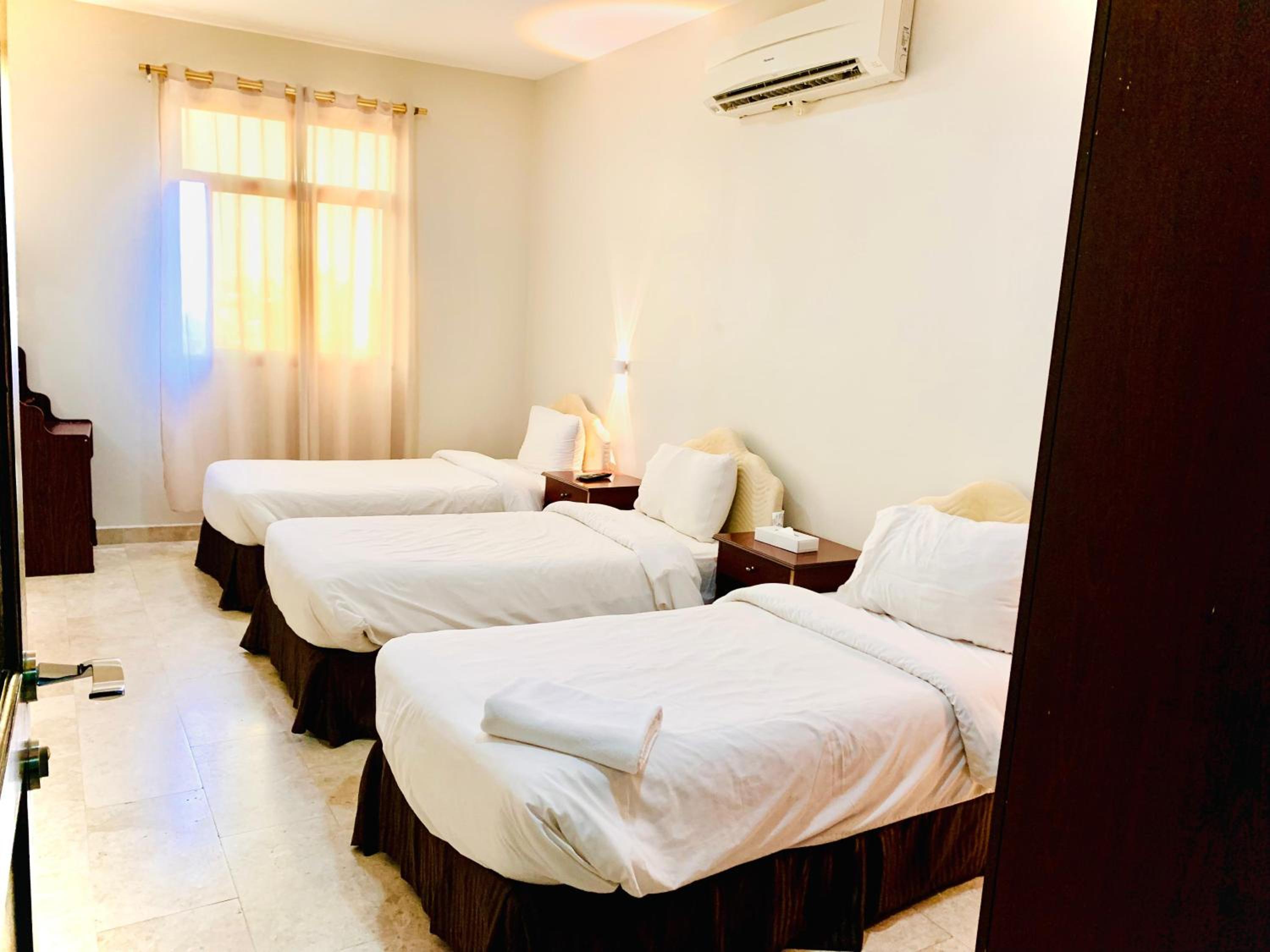 Economy Triple Room with Shared Bathroom photo 2