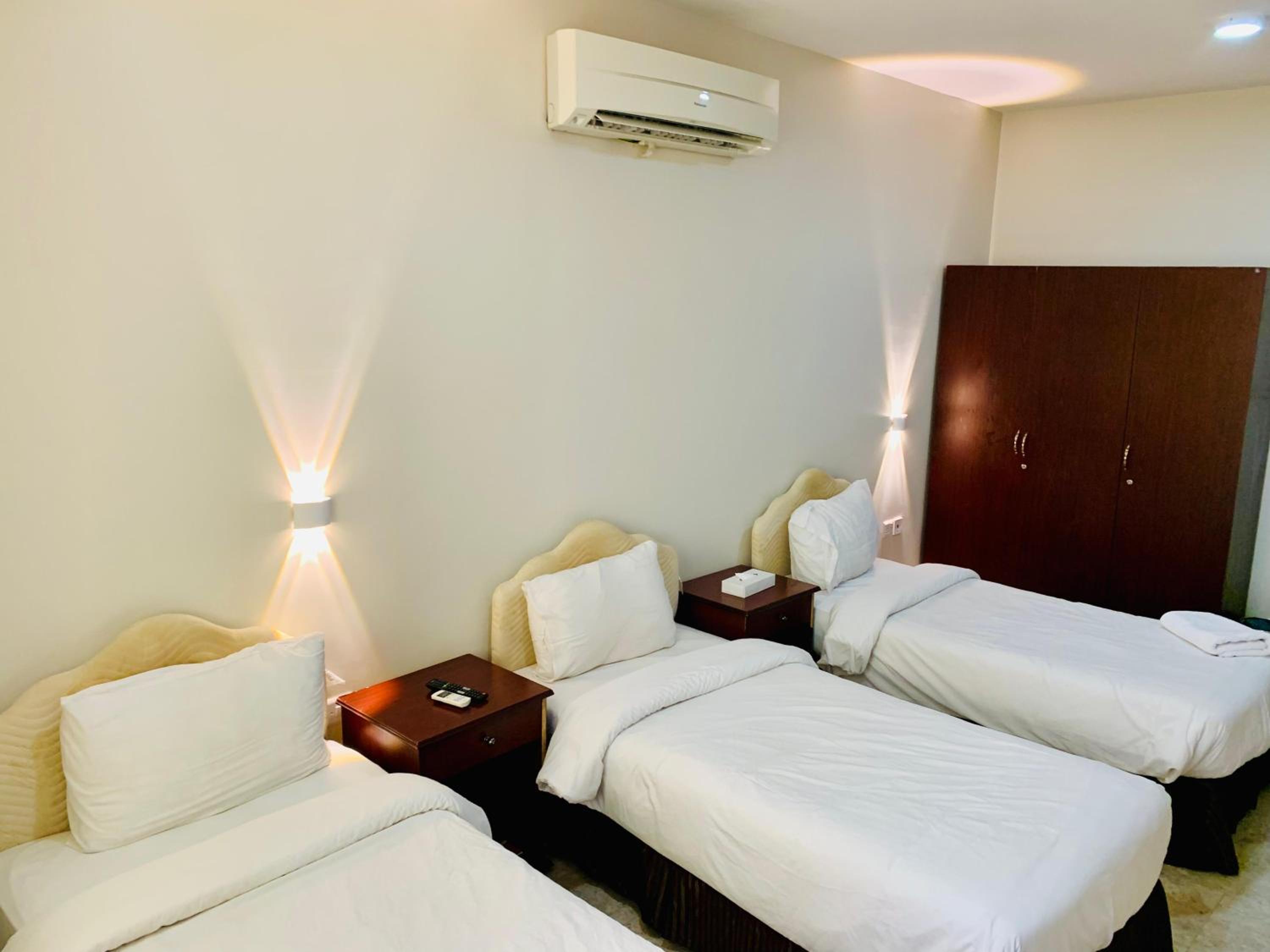 Economy Triple Room with Shared Bathroom photo 3