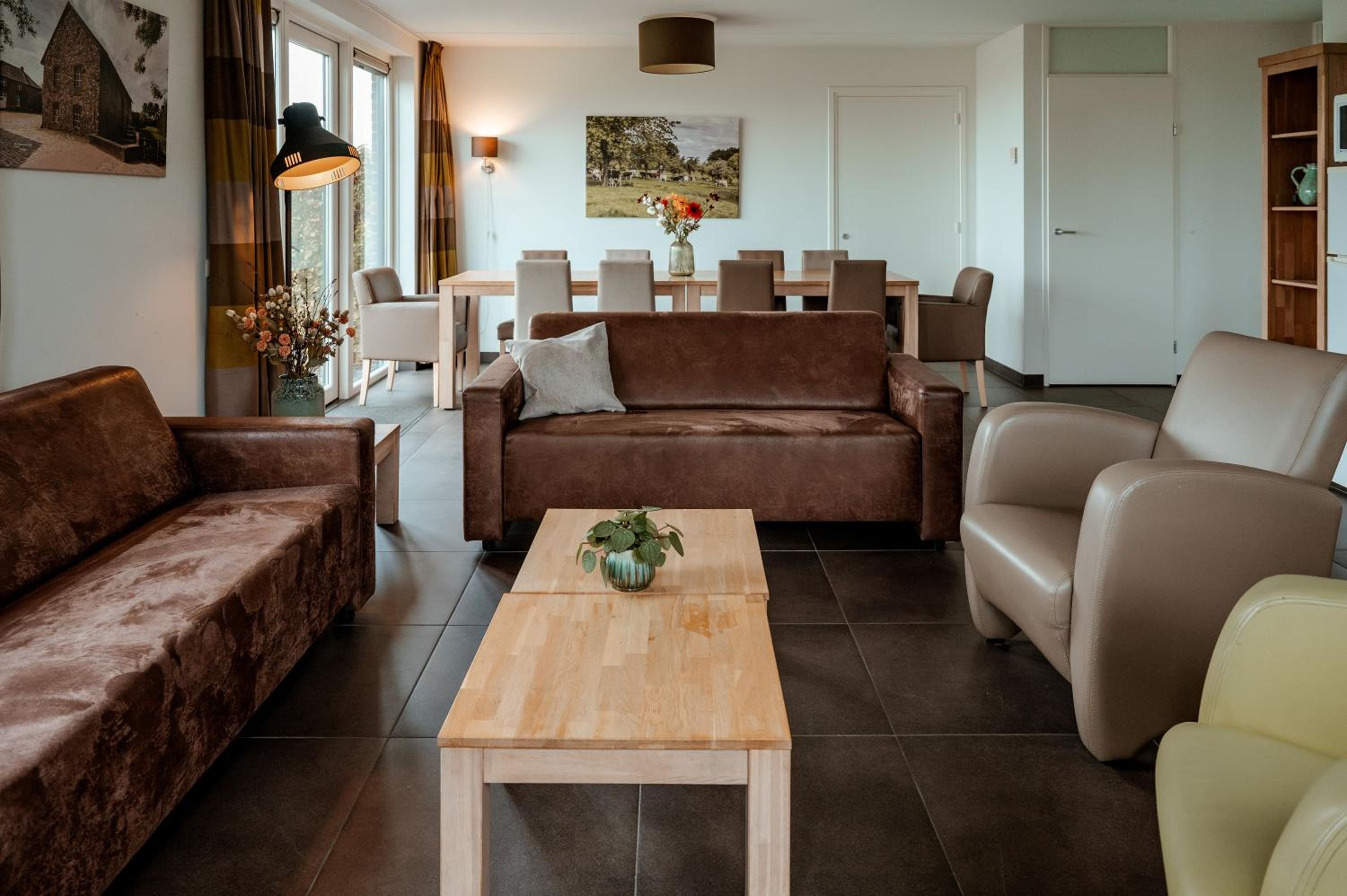Five-Bedroom House photo 1