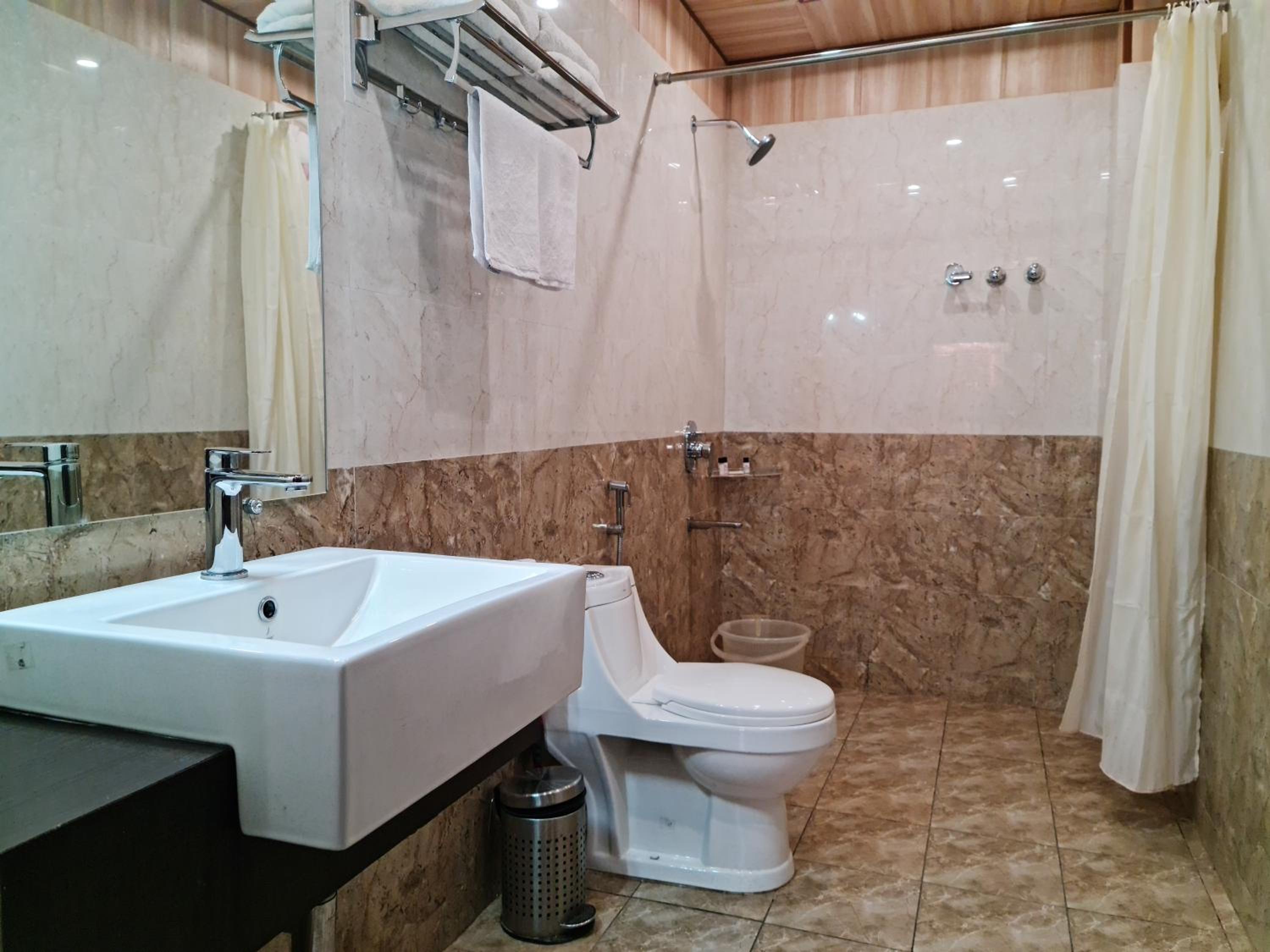 Deluxe Double Room with Balcony - Photo 4