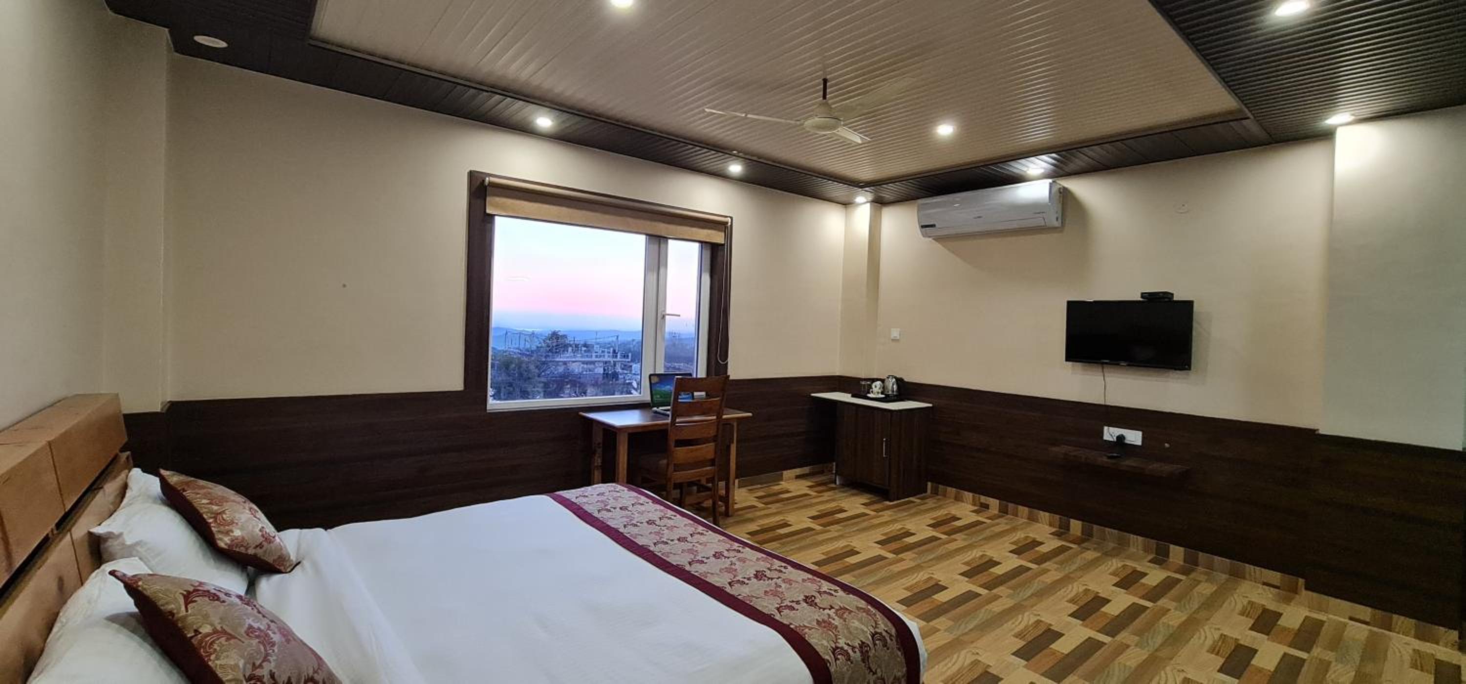 Deluxe Double or Twin Room - Photo 11