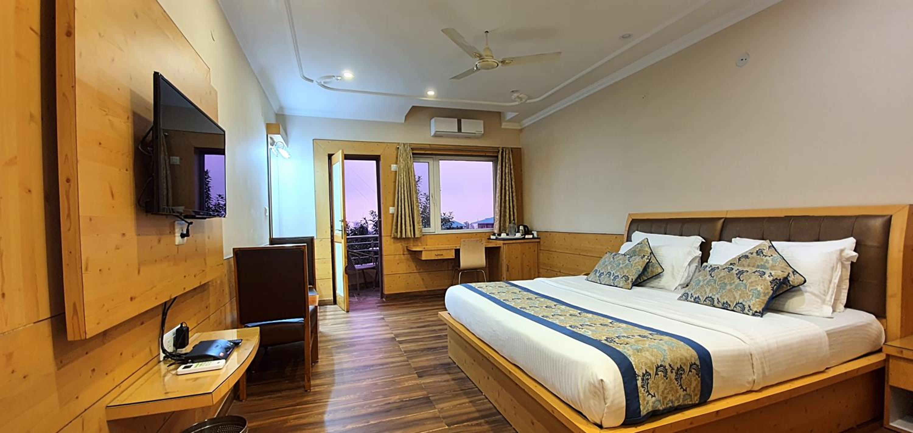 Double Room with Mountain View - Photo 1