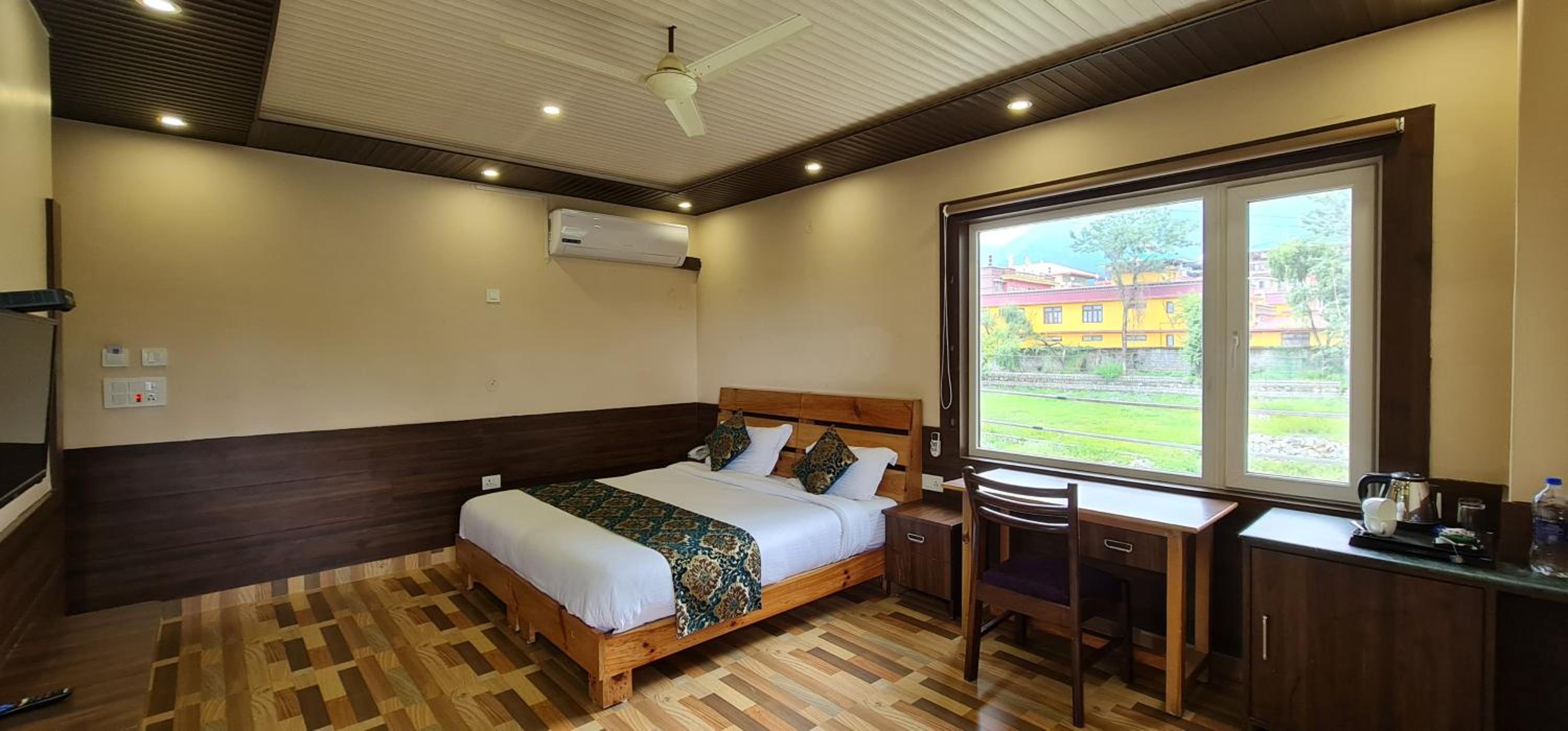 Deluxe Double Room with Balcony and Mountain View - Photo 10
