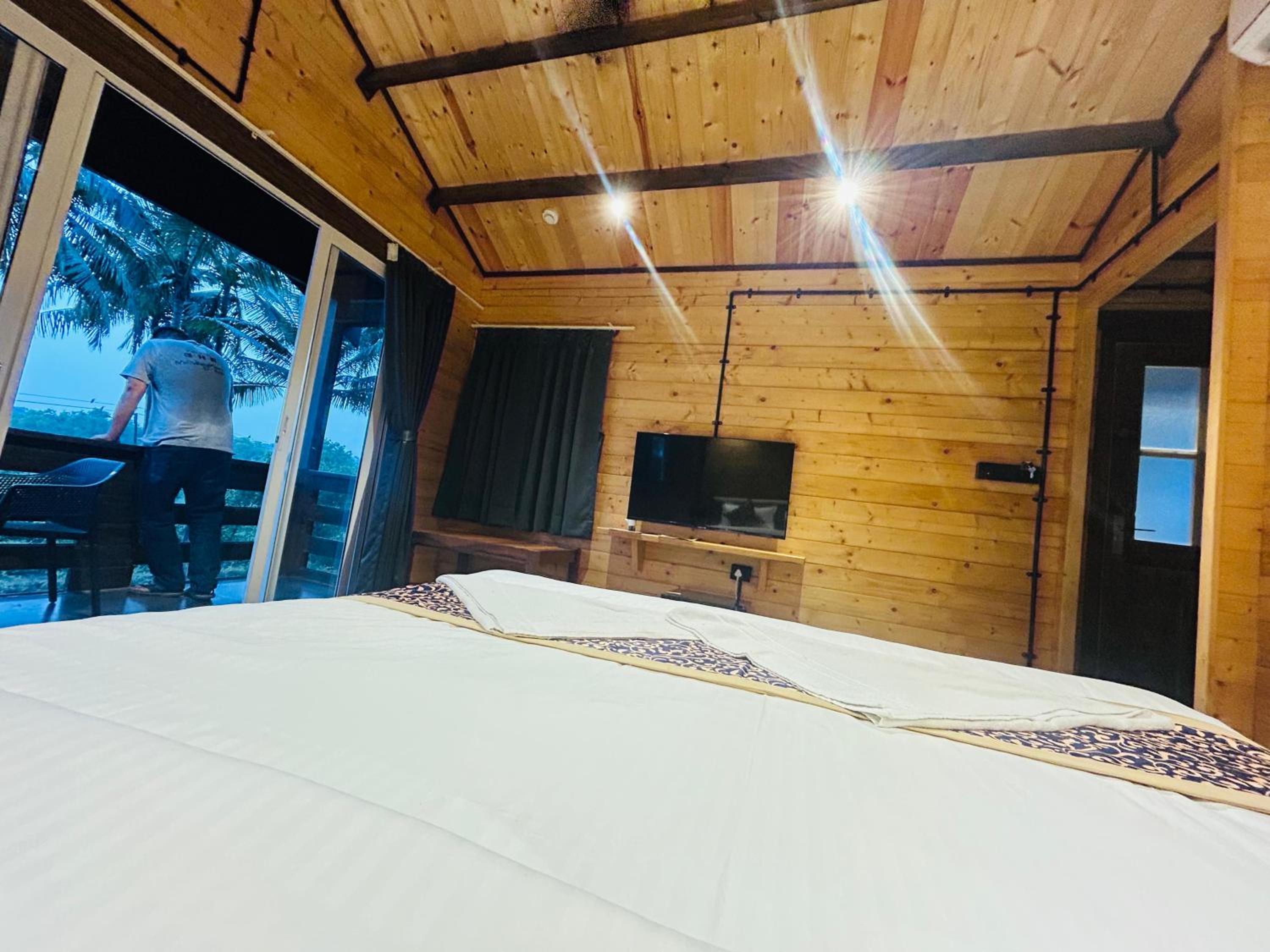 Deluxe Double Room with Balcony photo 2