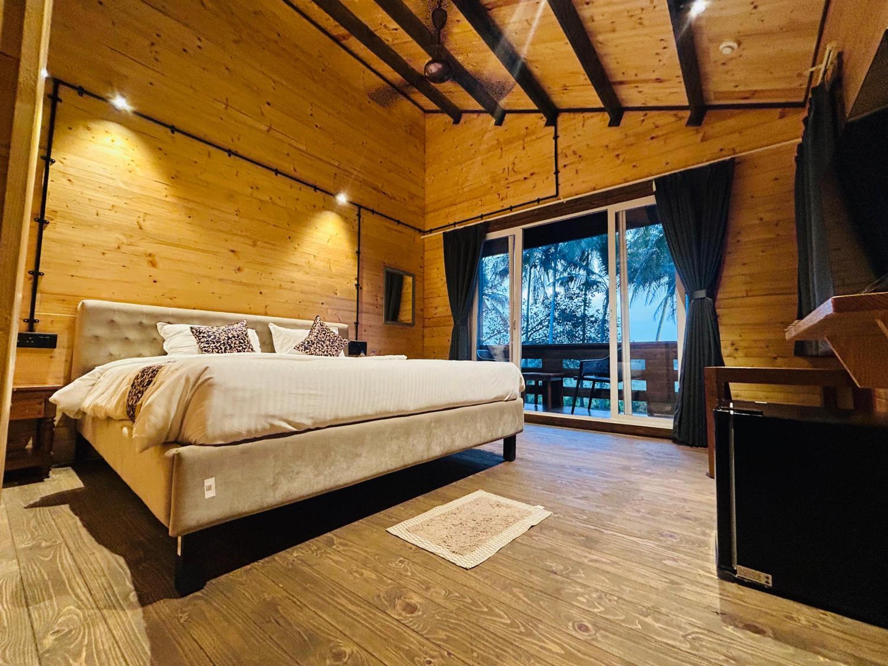 Deluxe Double Room with Balcony photo 3