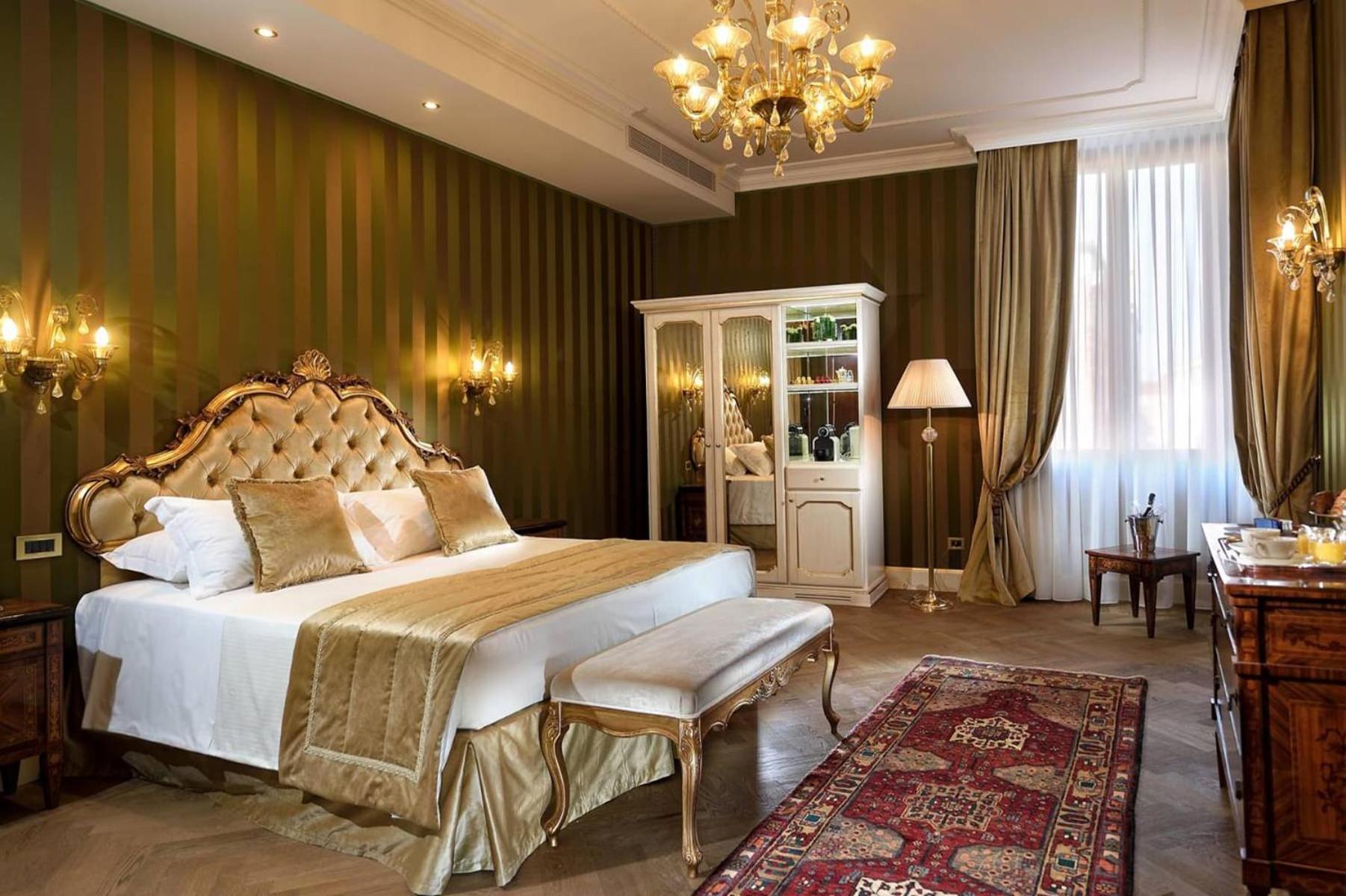 Suite with Canal View