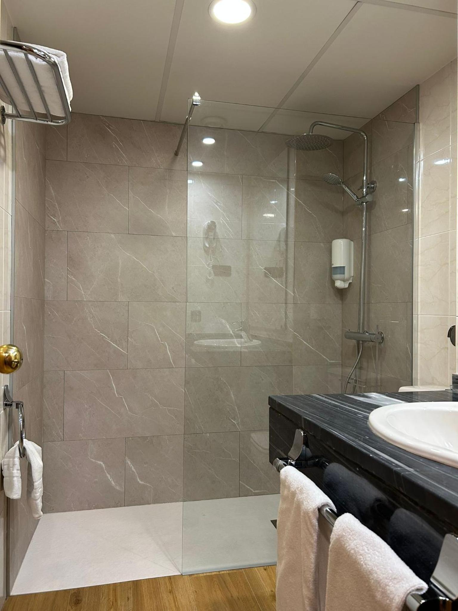 Triple Room - Photo 13