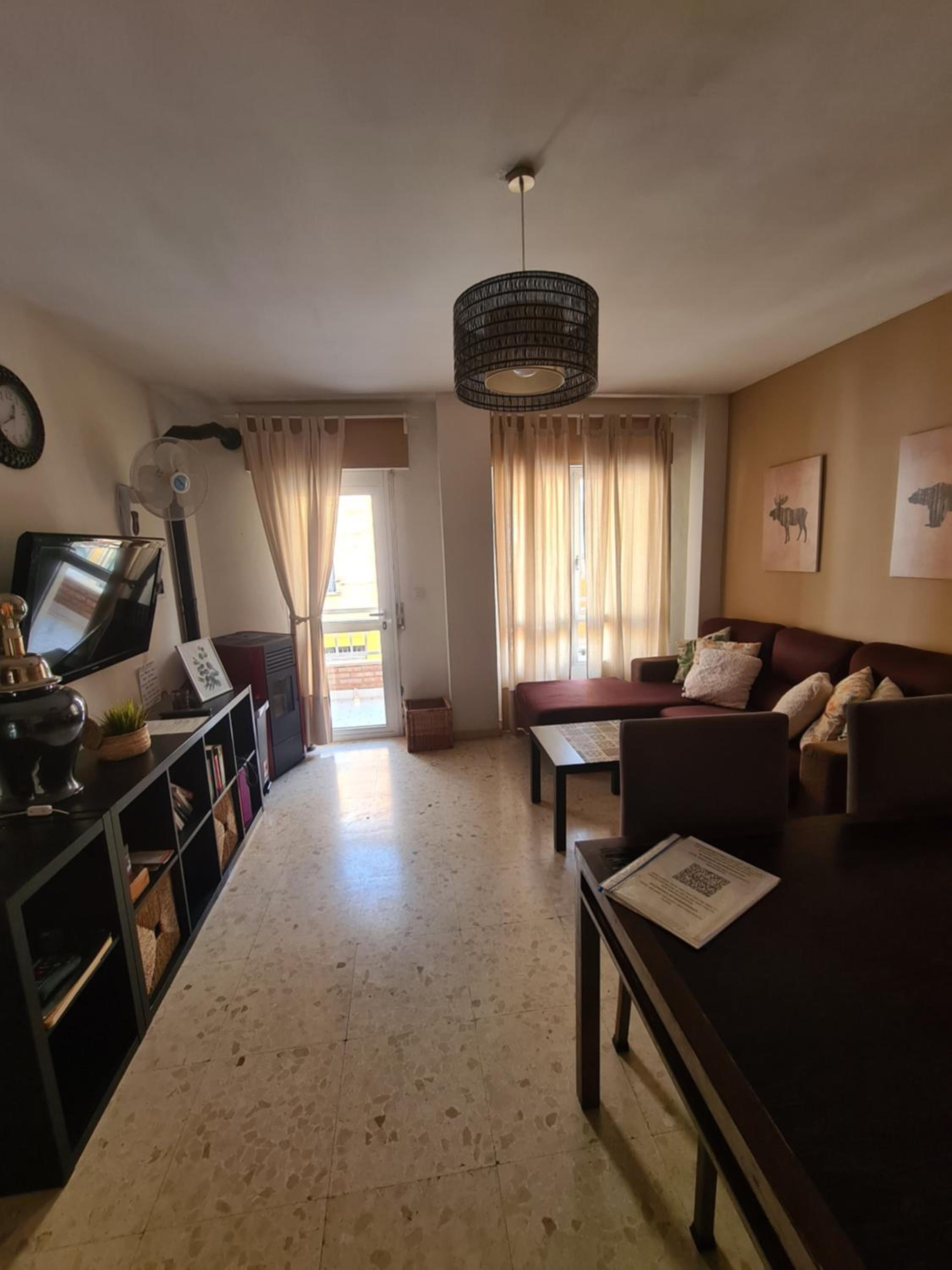 Suite con una cama grande y sencilla