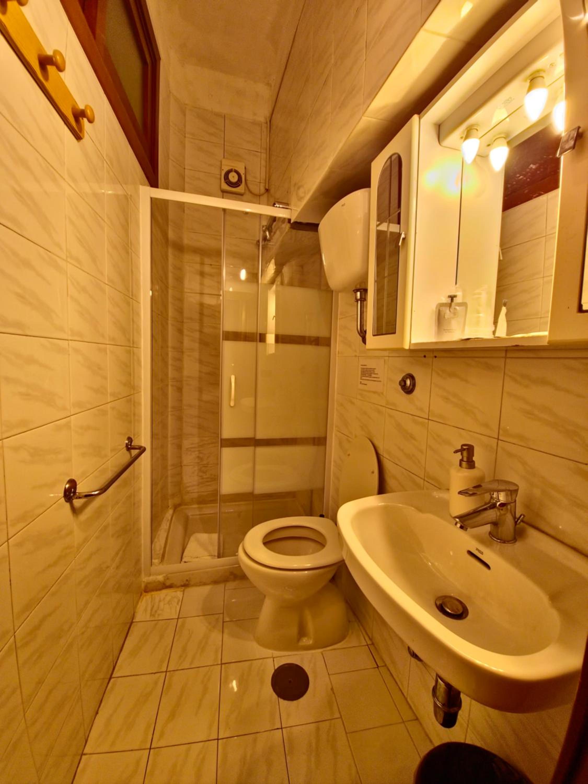 Quadruple Room with Private Bathroom photo 3