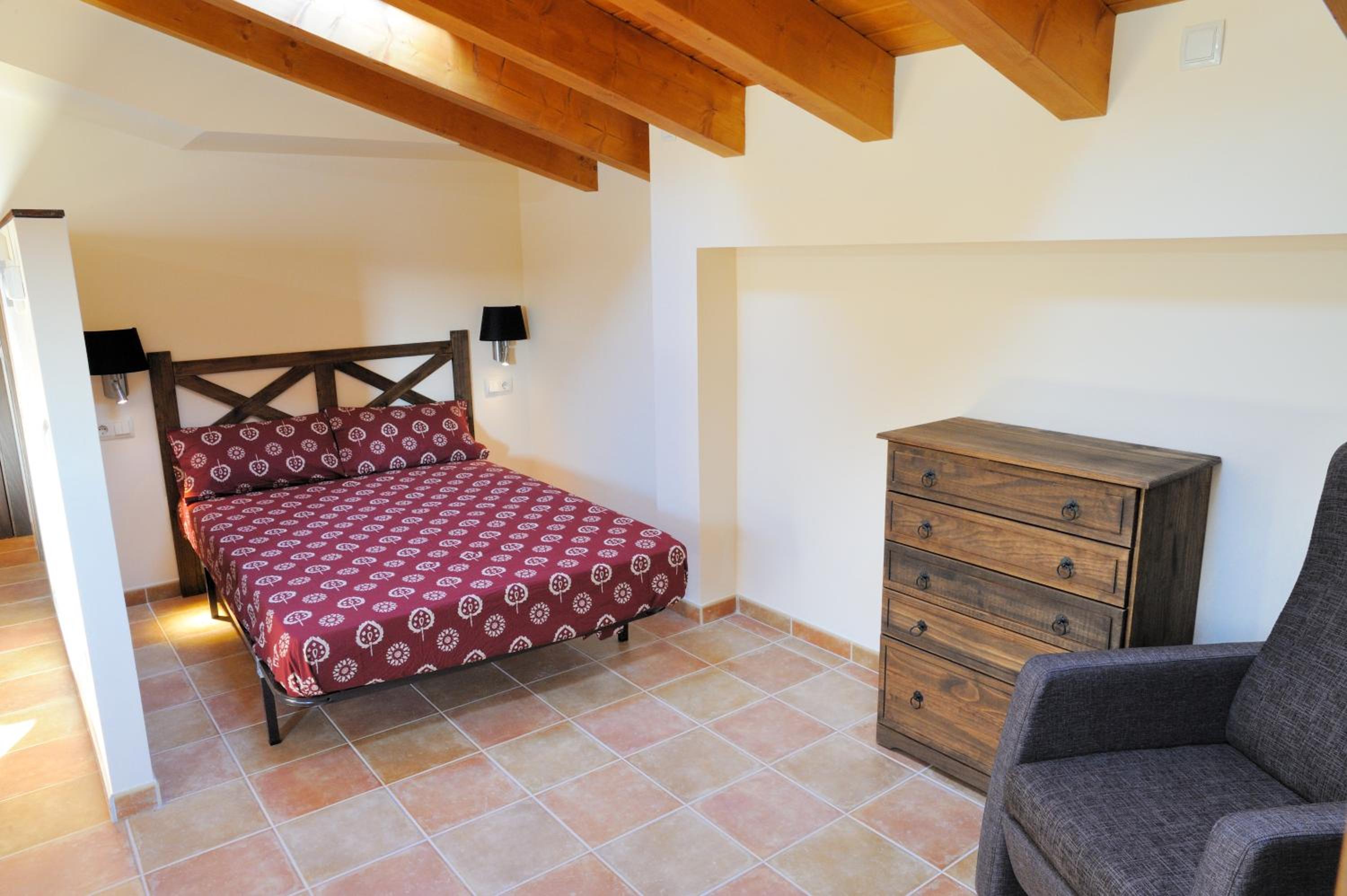 One-Bedroom Apartment - Photo 2