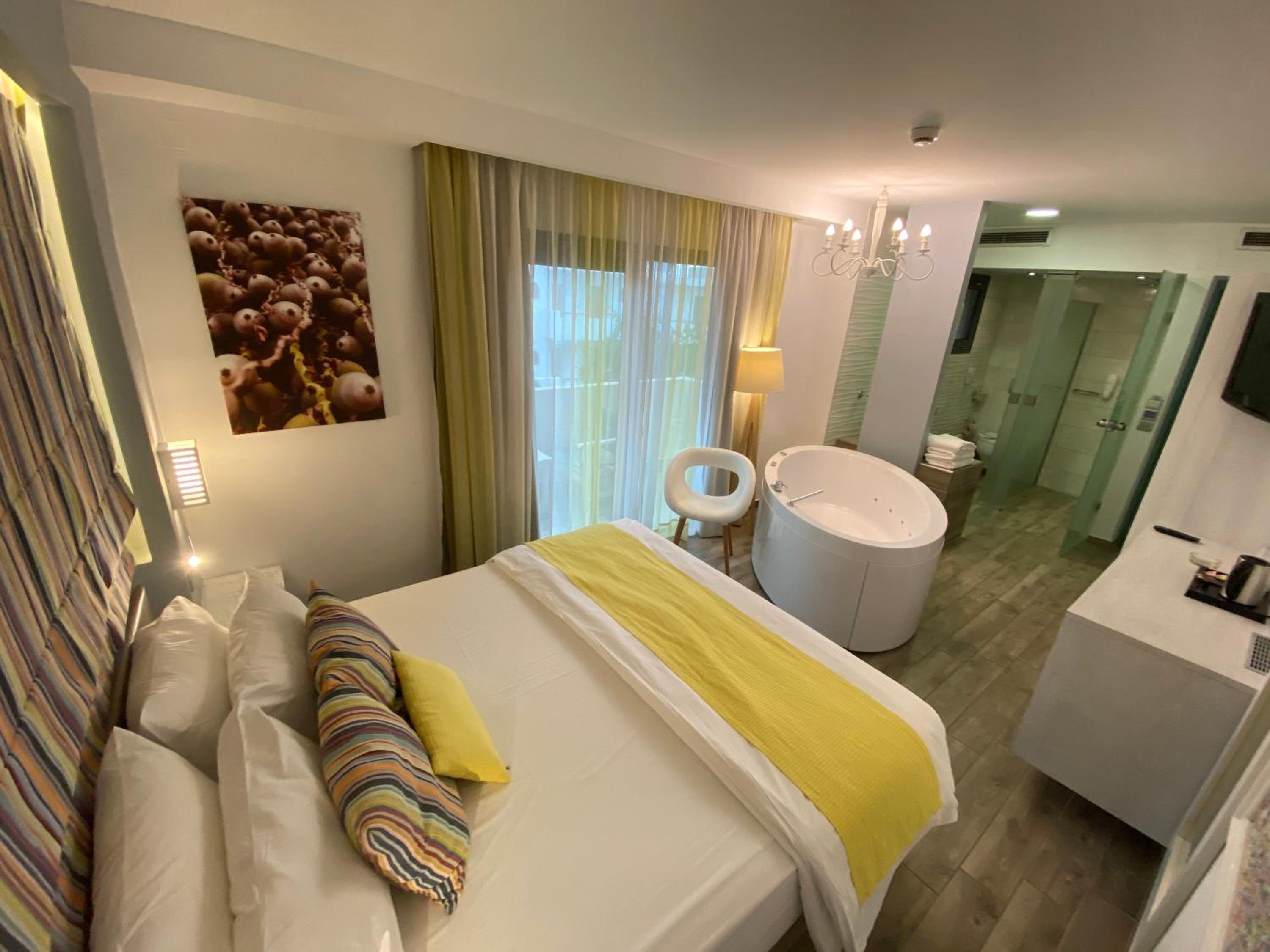 Honeymoon Suite with Jacuzzi Sea View
